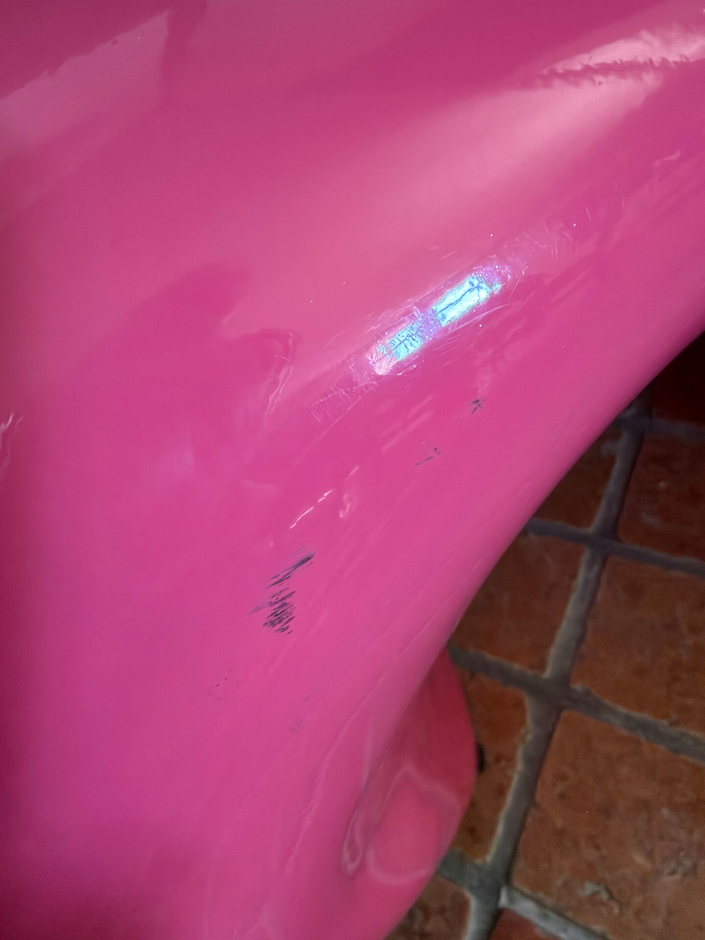 Pair of S-shaped chairs in fuchsia fibreglass – Space Age style