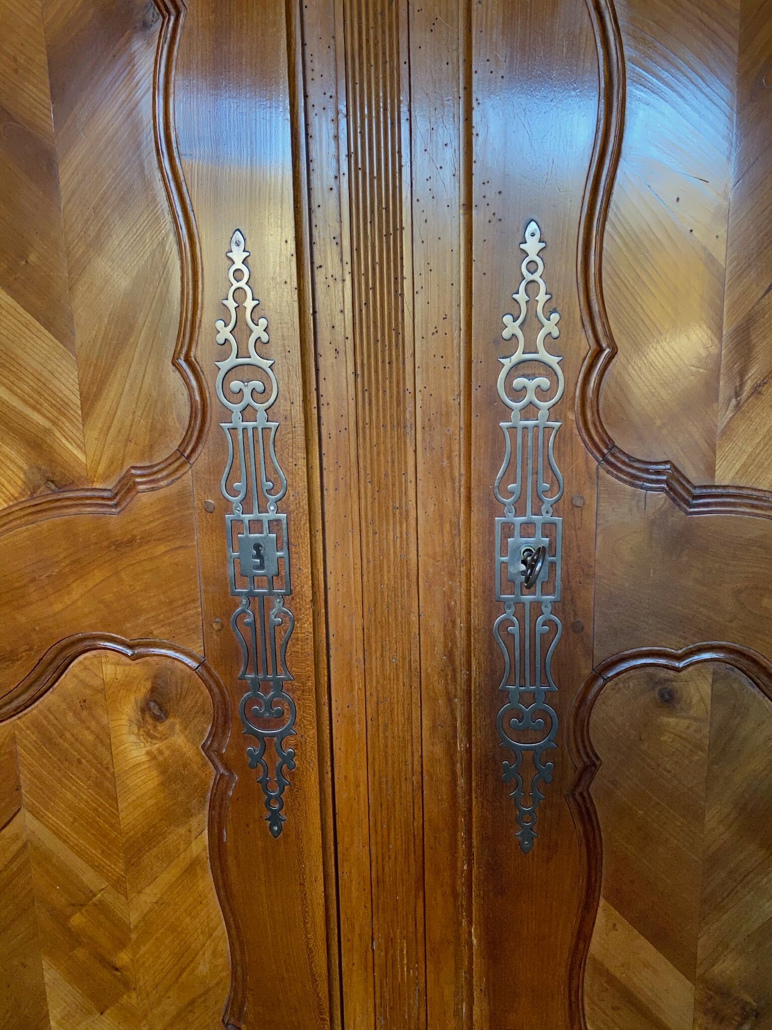 Very nice Louis XV cabinet in cherry