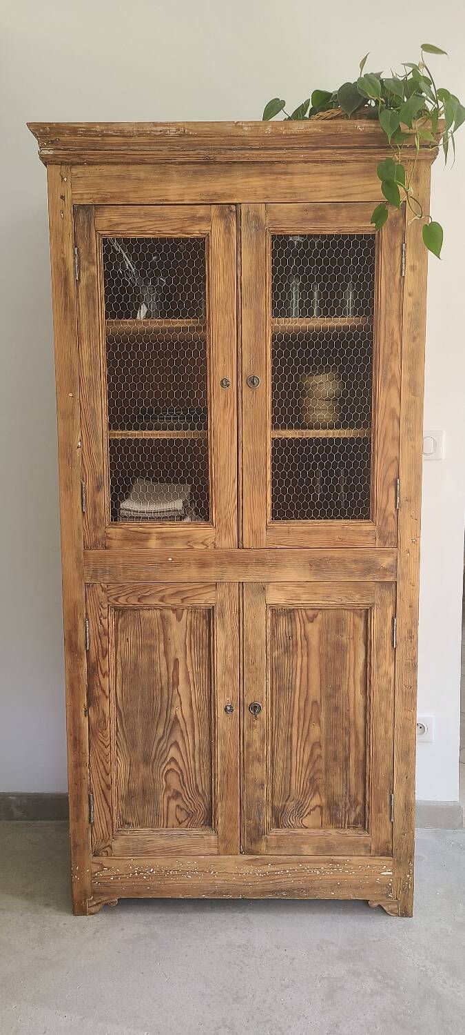 Wooden mesh linen cupboard