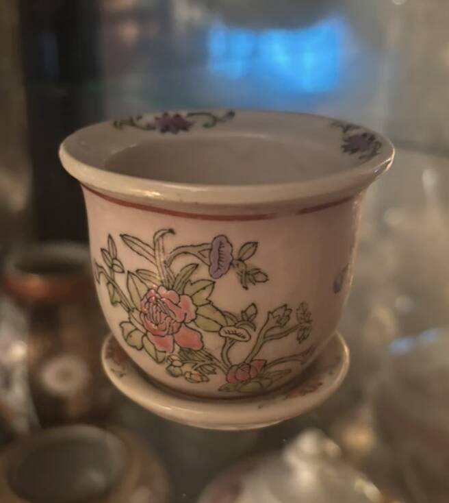 Mini porcelain cache-pot in Chinese style with its saucer.