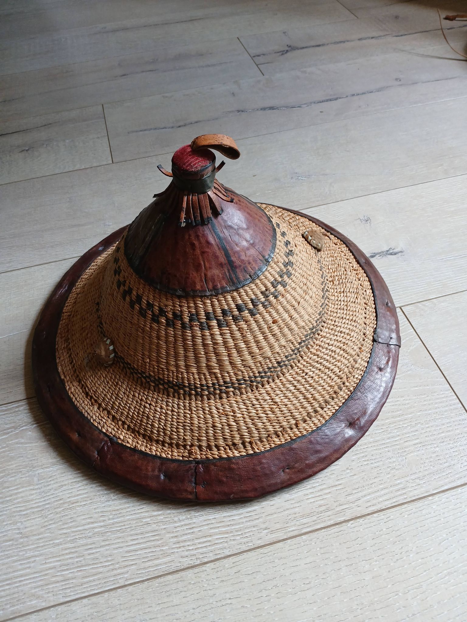 Chapeau africain ancien artisanal