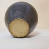 Vase en grès à col étroit à couverte brune.
