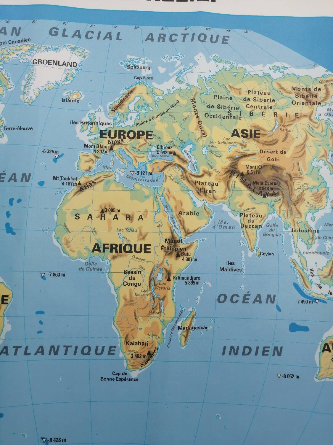 Old school MDI map: The world, political planisphere and relief.