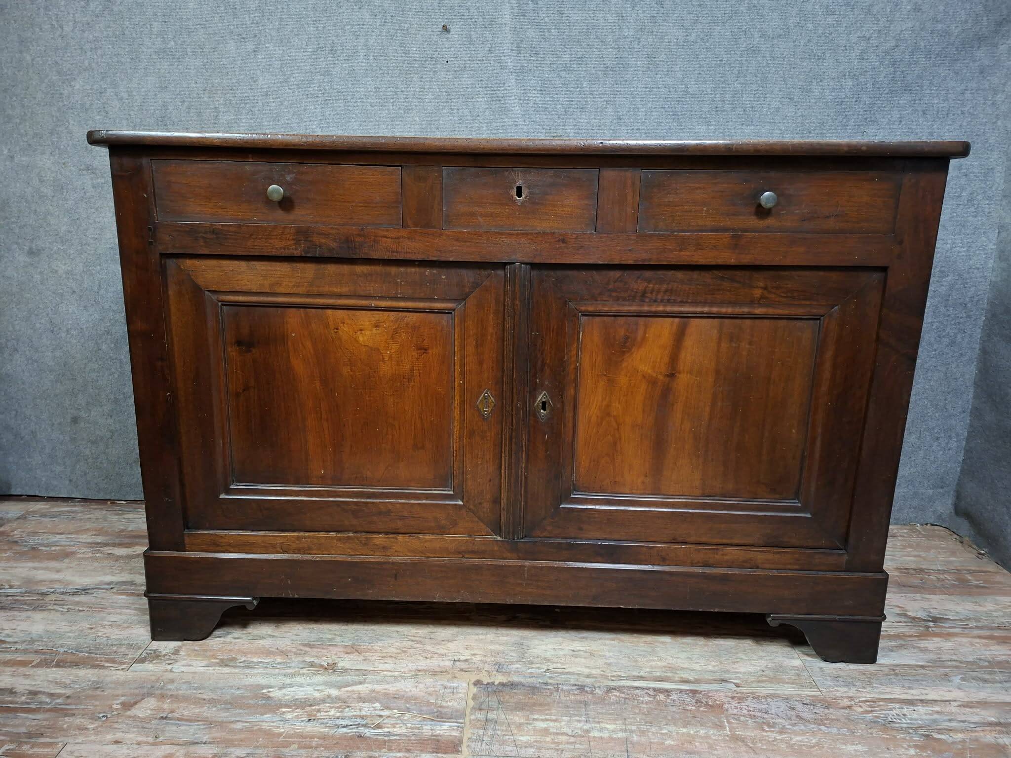 Buffet from the Louis Philippe era in solid walnut, dating from the 19th century.