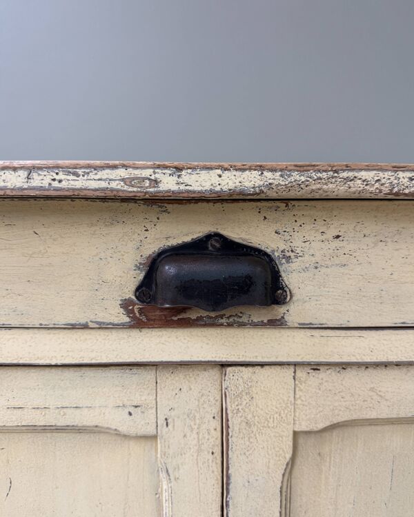 Buffet parisien patine jaune beurre