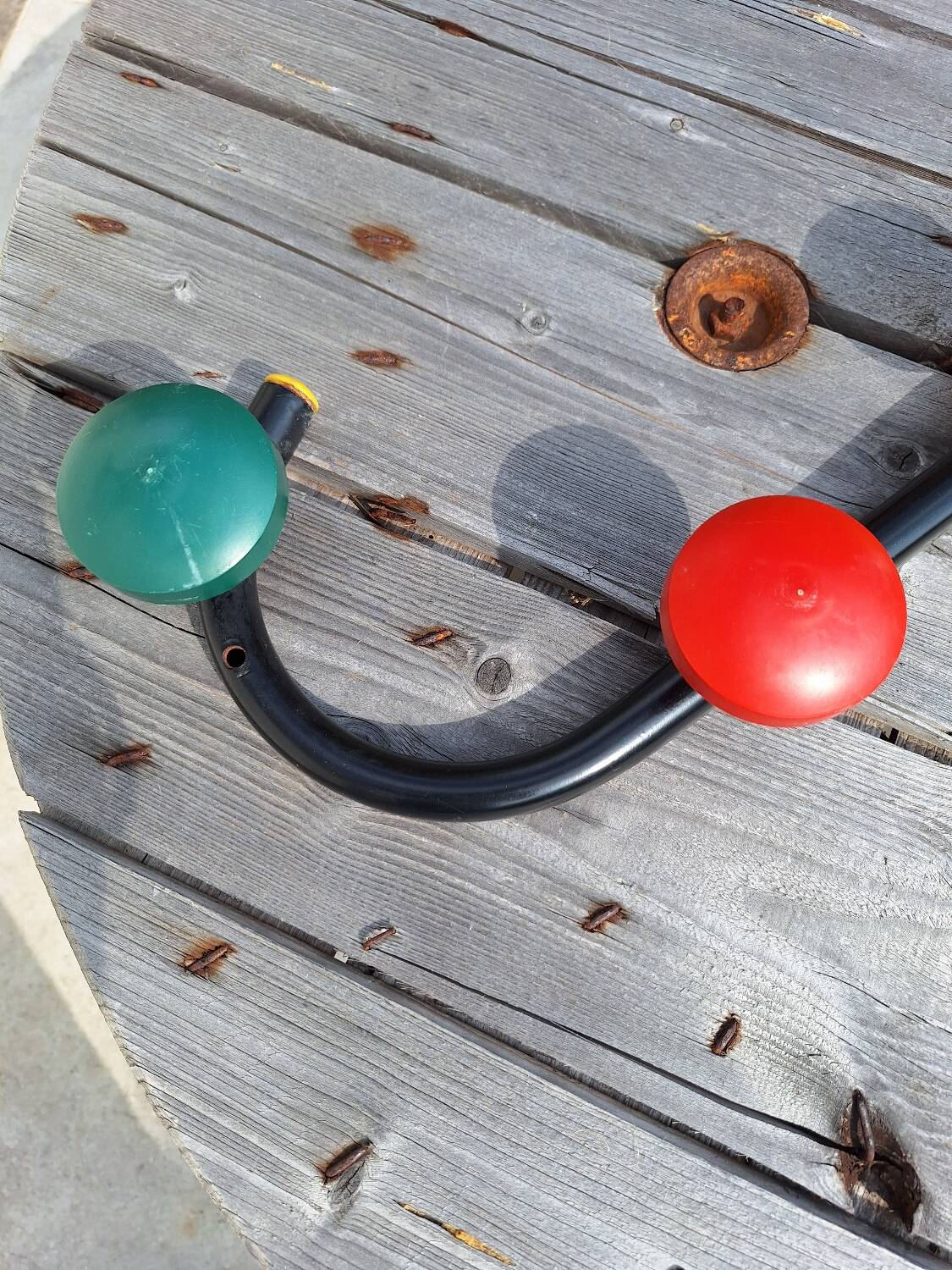 Portemanteau en métal noir et plastique multicolore, 1960-1970