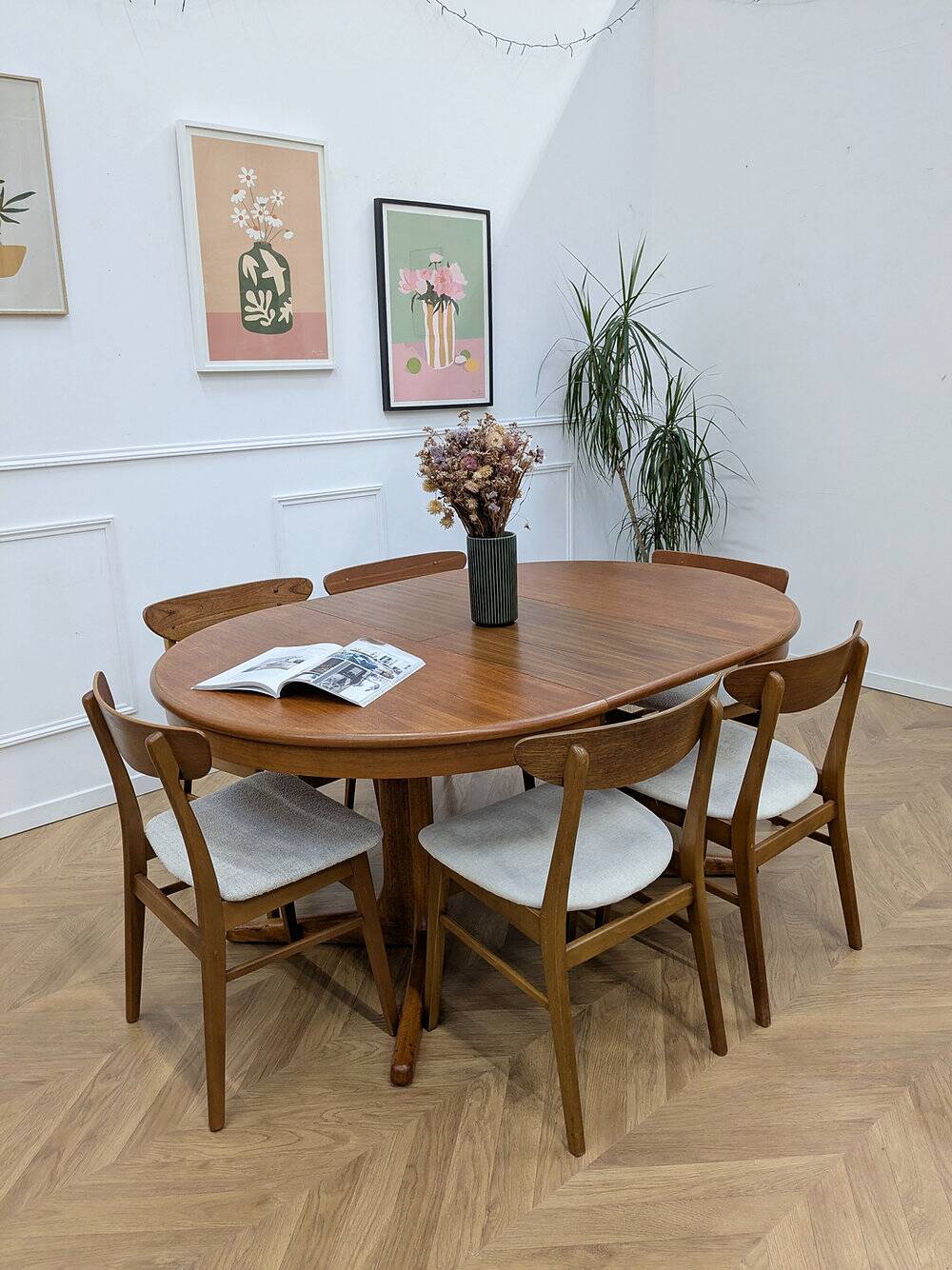 Scandinavian extendable round table