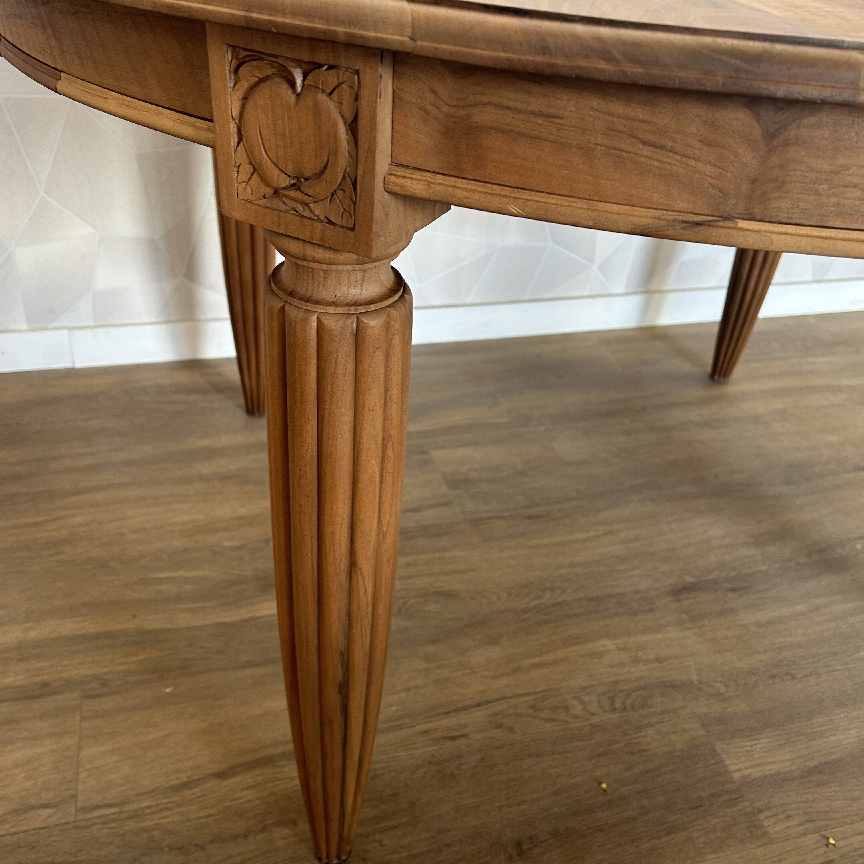 Round dining table with fluted legs in solid wood