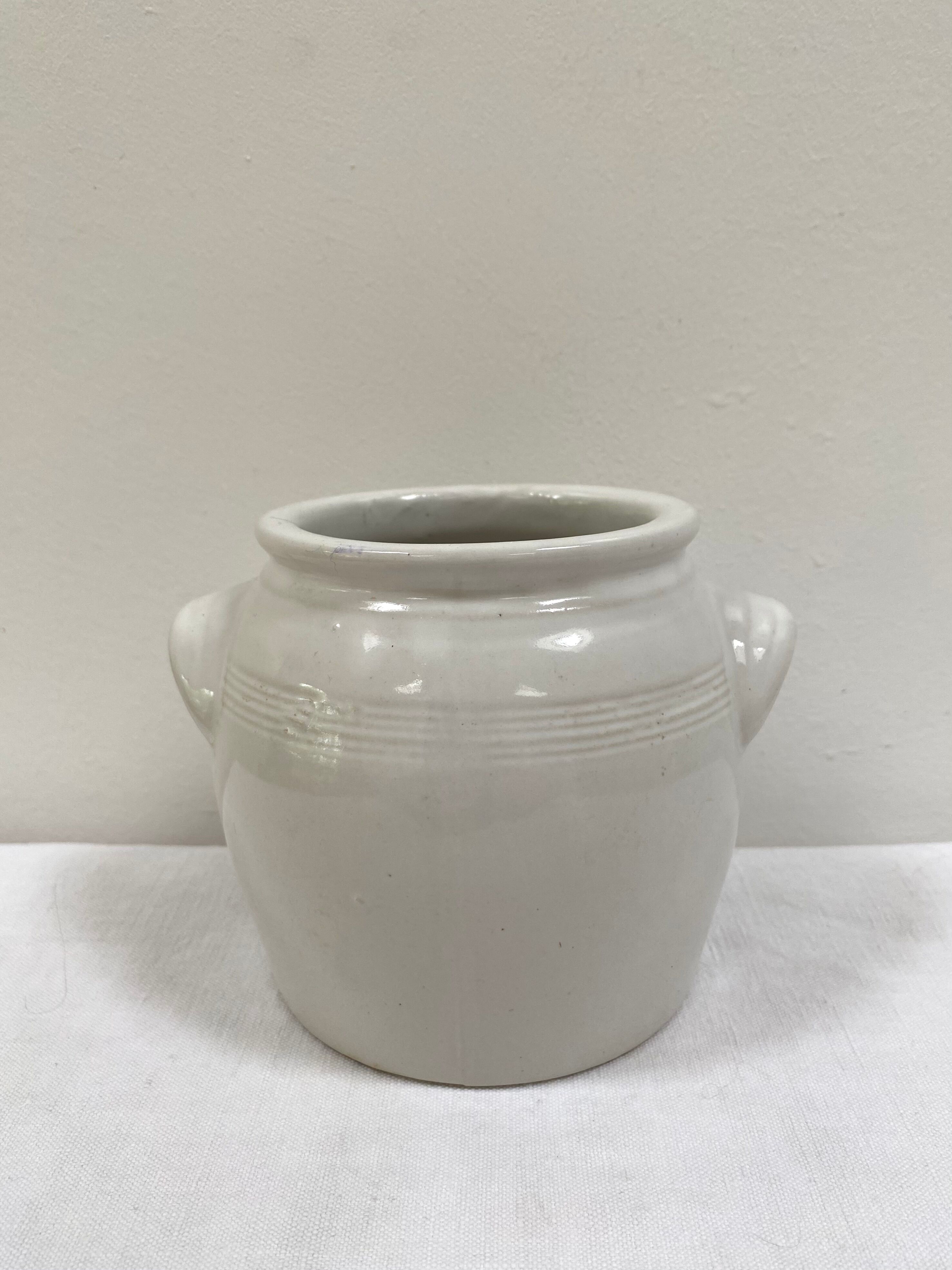 White pot in glazed stoneware