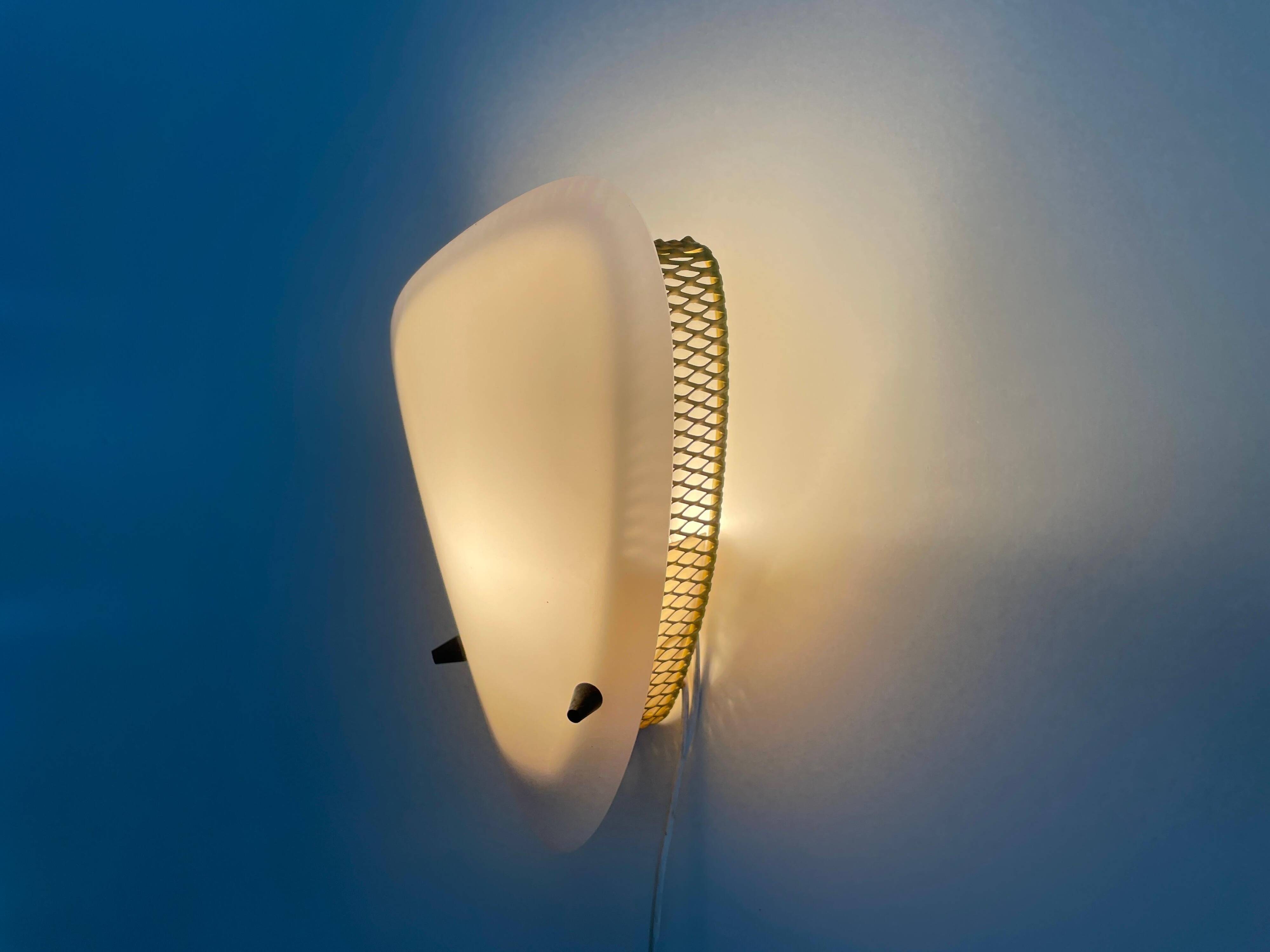 Applique simple du milieu du siècle en plexiglas blanc et métal jaune, années 1950, Allemagne