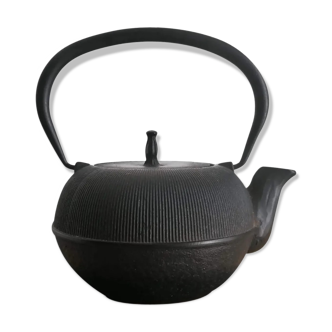 Cast-iron teapot
