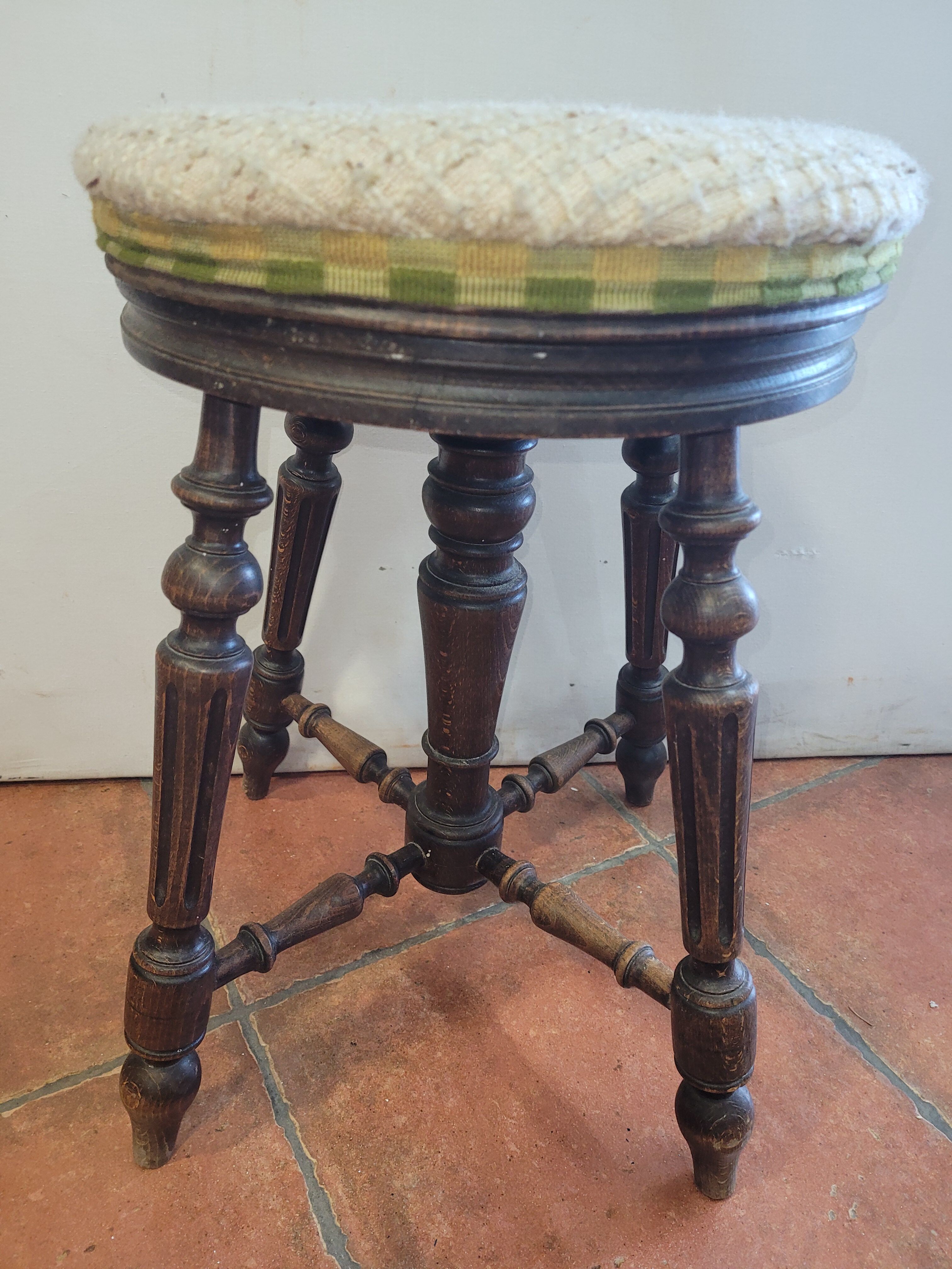 Height-adjustable piano stool