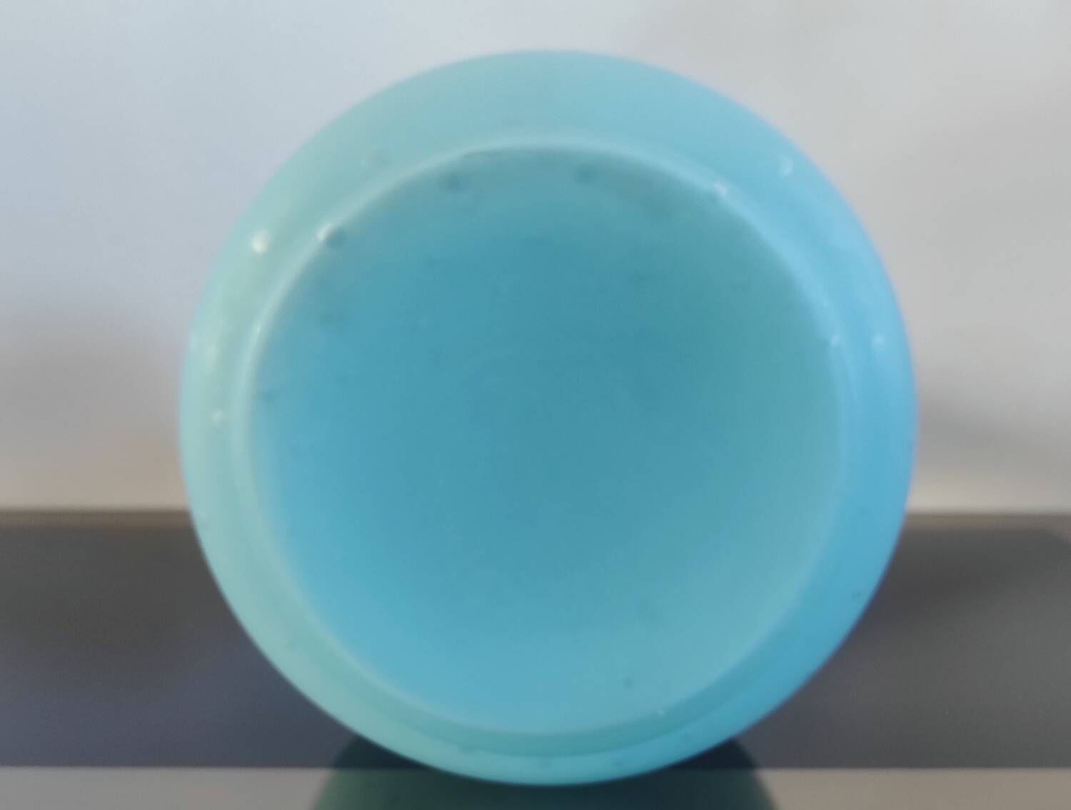 Grand vase vintage en opaline bleue à long col – Années 60/70