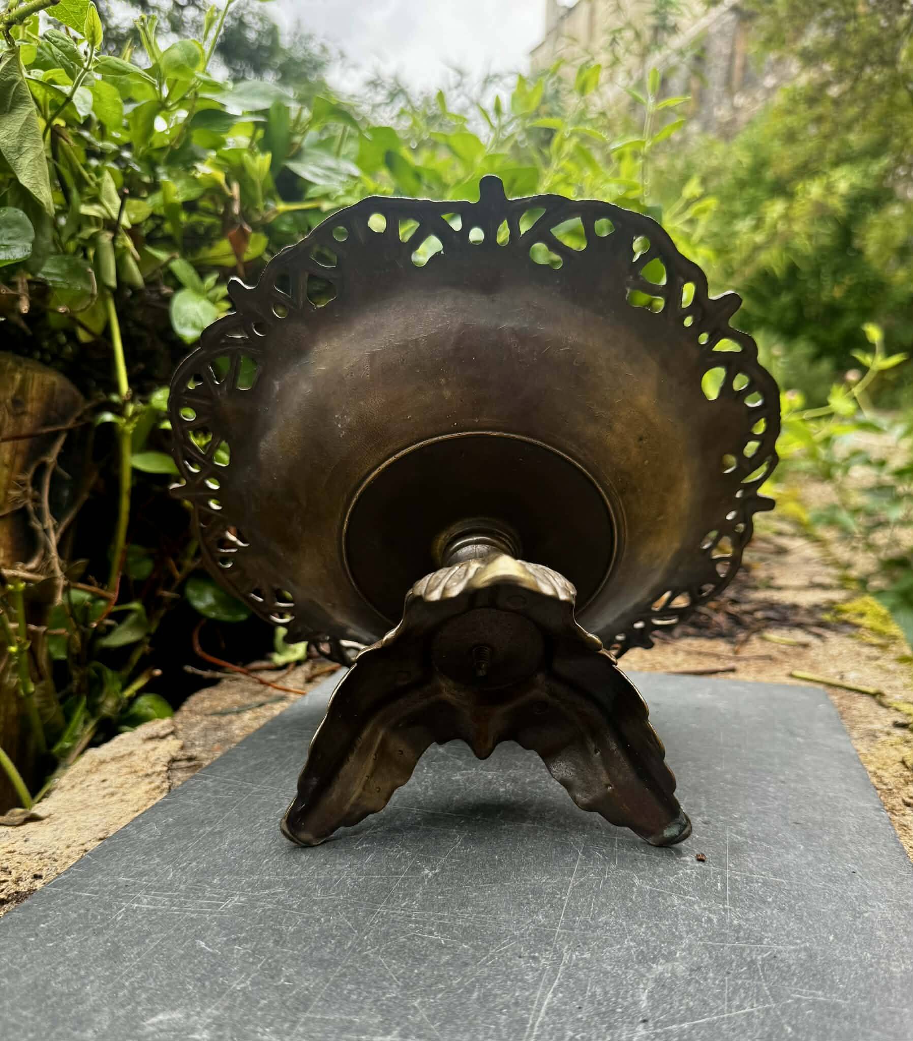 Large fruit bowl centrepiece in bronze from the 19th century.