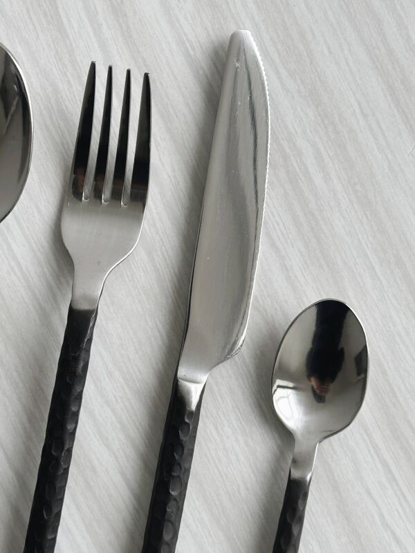 service de couverts en métal forgé