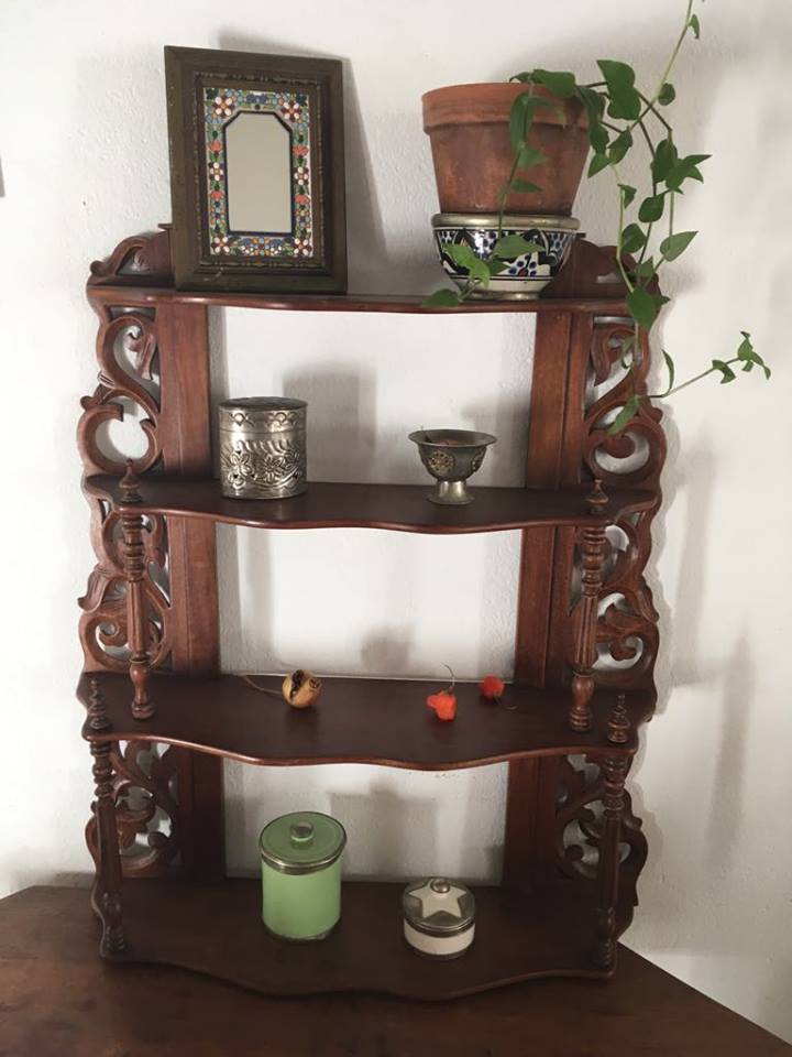 Shelf wood at four levels to volutes