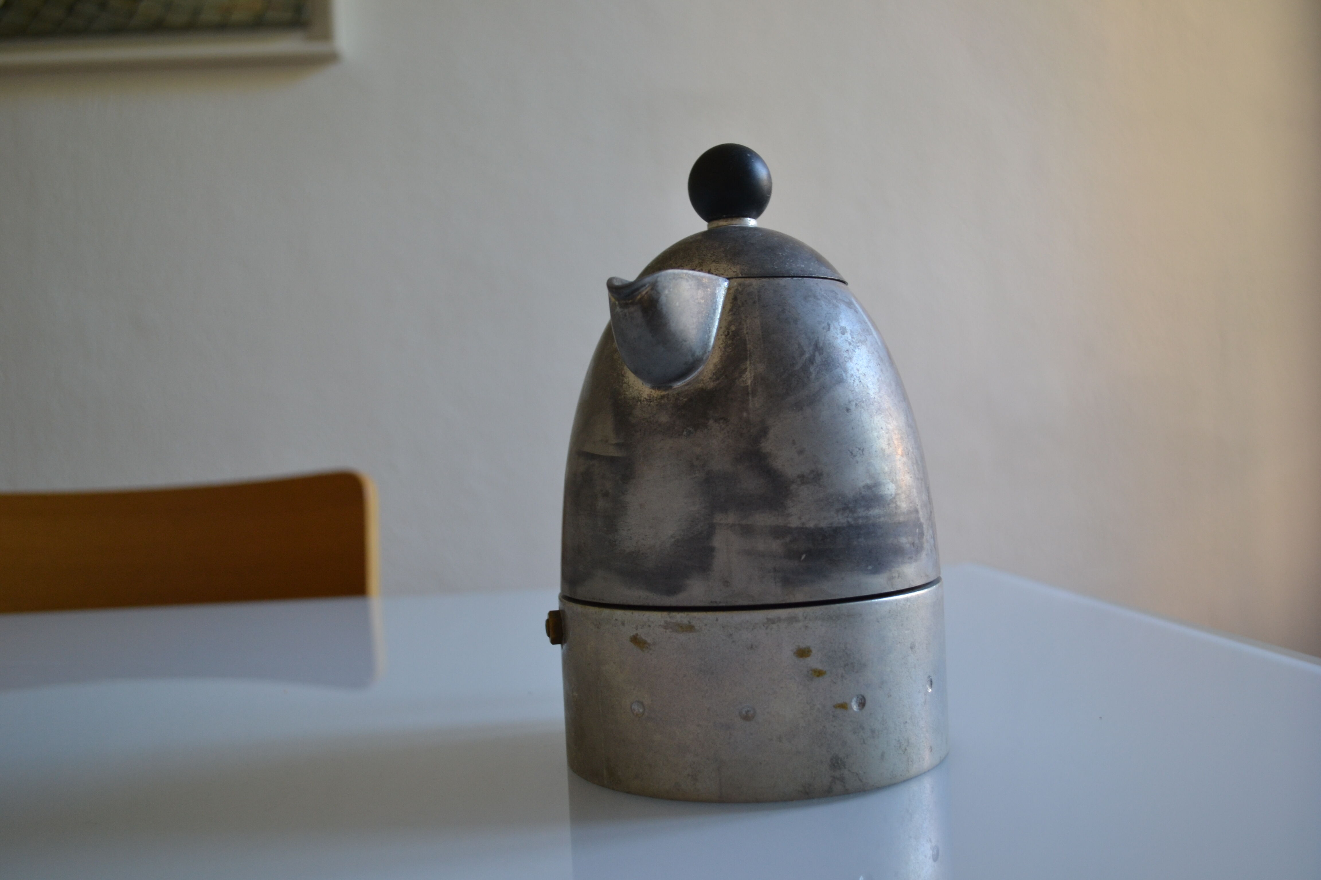 Cafetière alessi postmoderniste " pellicano " par Michael Graves