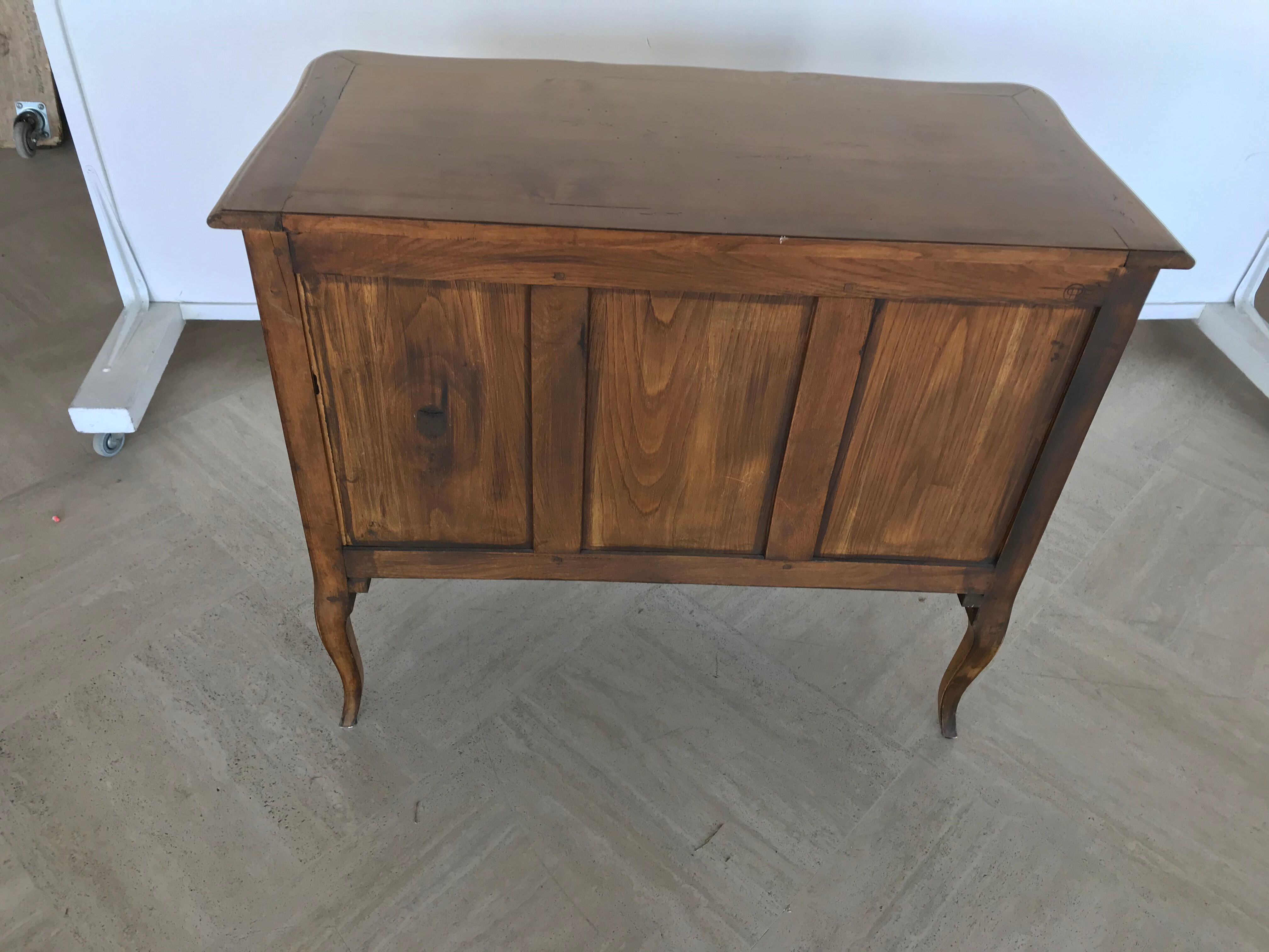 Three-drawer Louis XV-style dresser