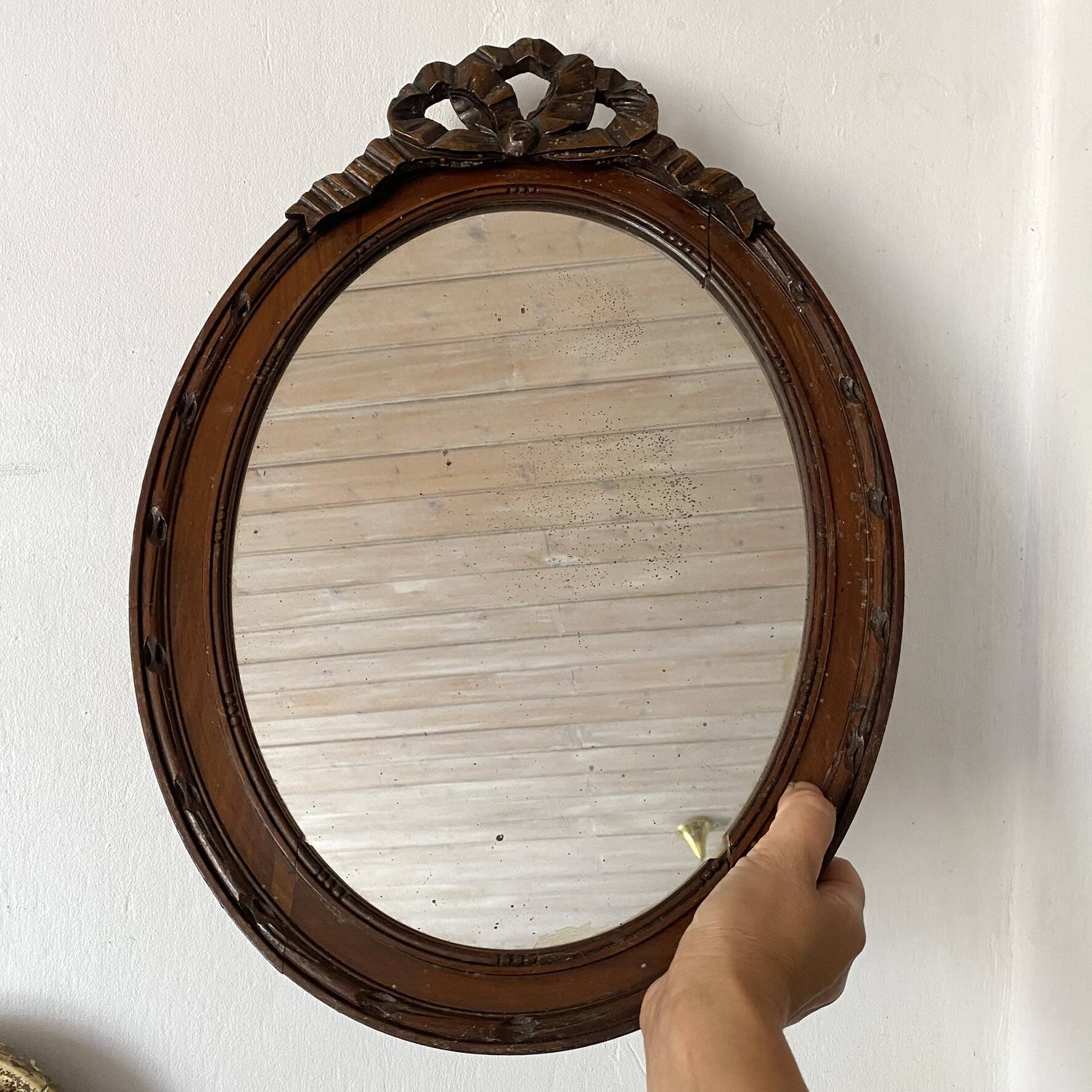 Miroir ovale mercure en bois sculpté décor nœud ruban 37X52