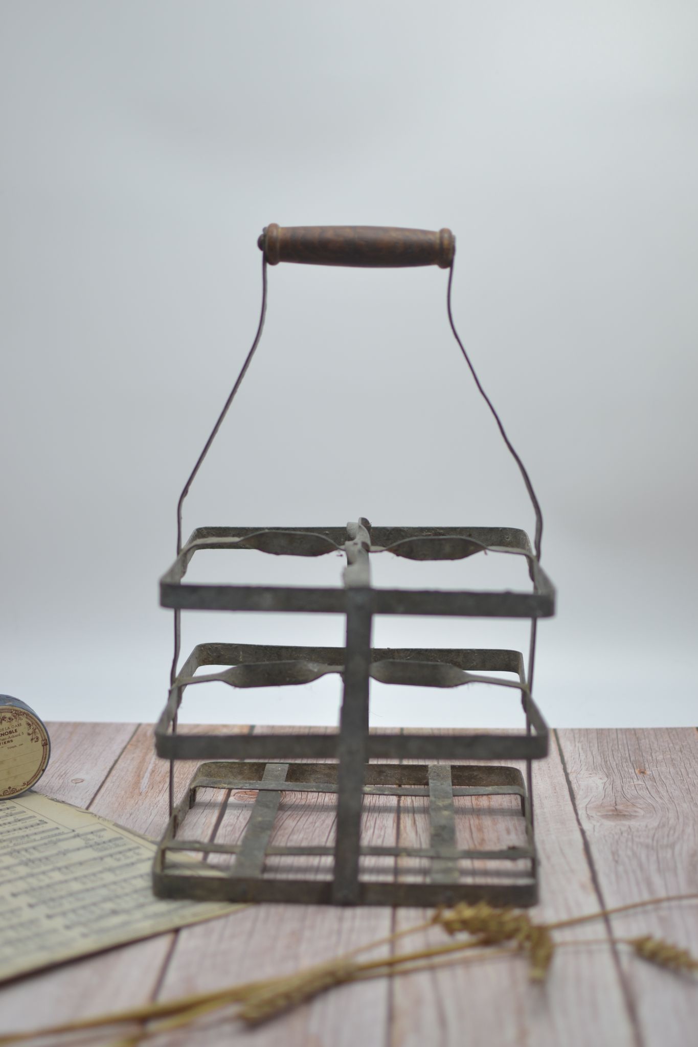 Bottle holder with 4 slots in galvanized zinc with wooden handles