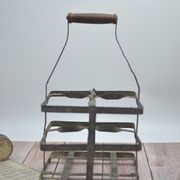 Bottle holder with 4 slots in galvanized zinc with wooden handles