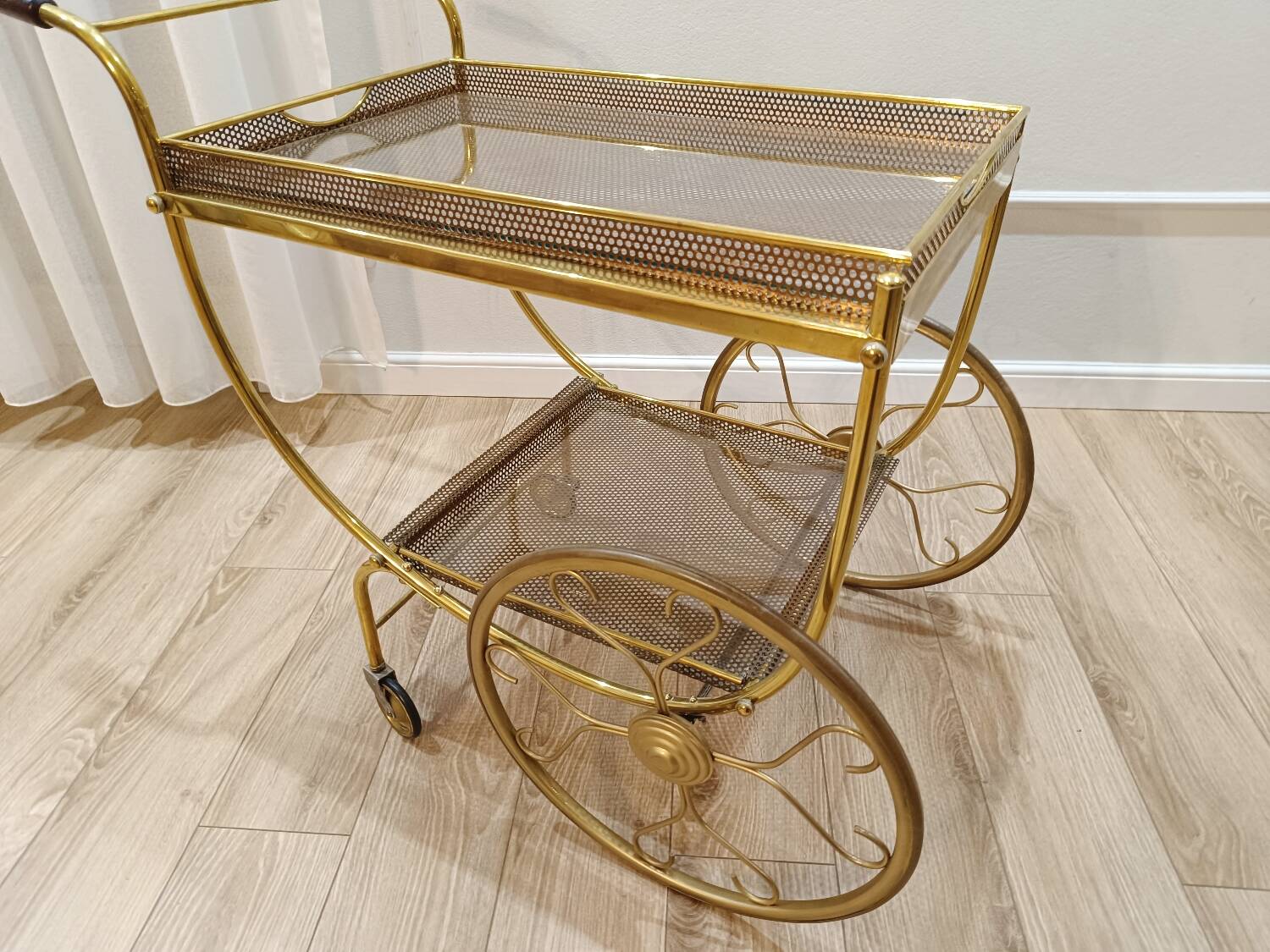 Desserte en laiton et cuivre par Josef Frank pour Svenskt Tenn