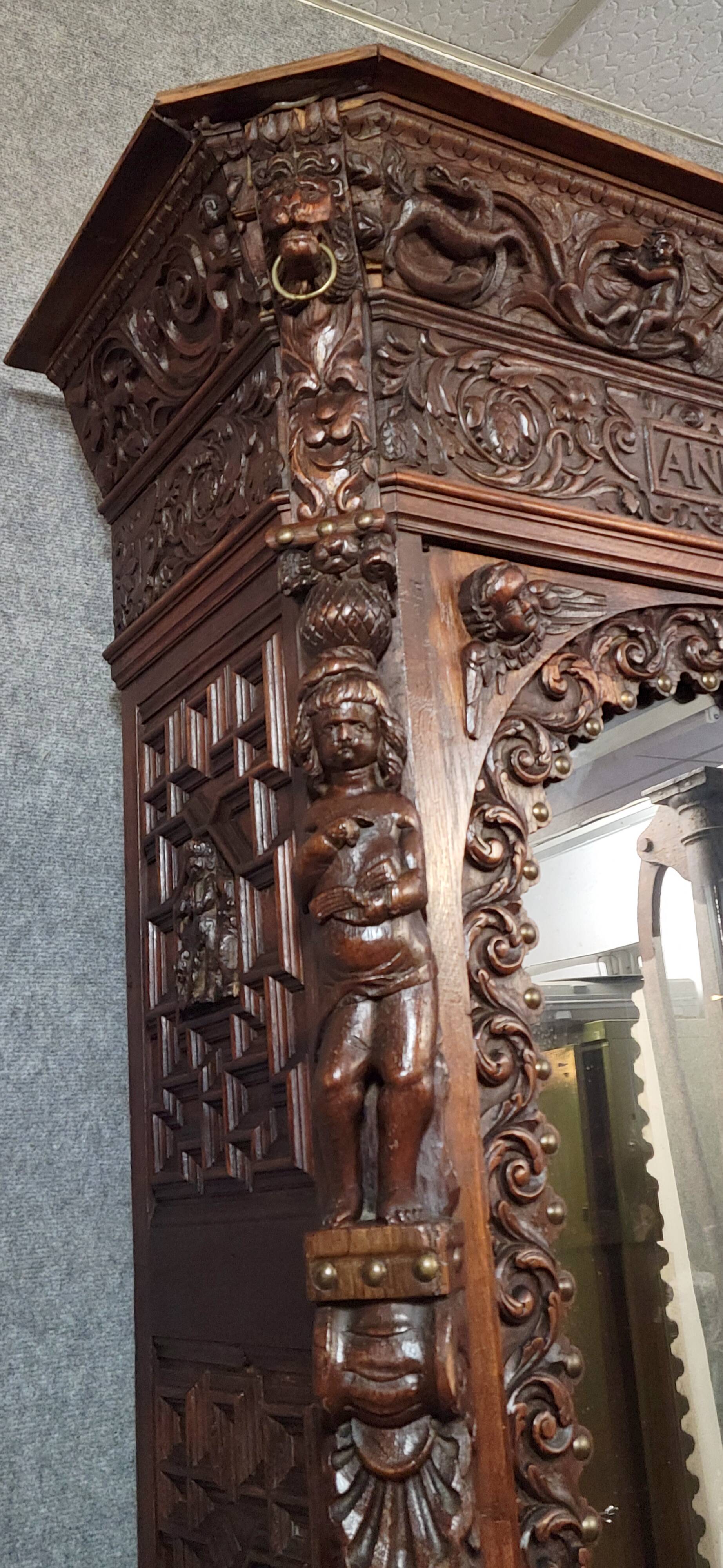 Buffet deux-corps style Renaissance Italienne en chene massif