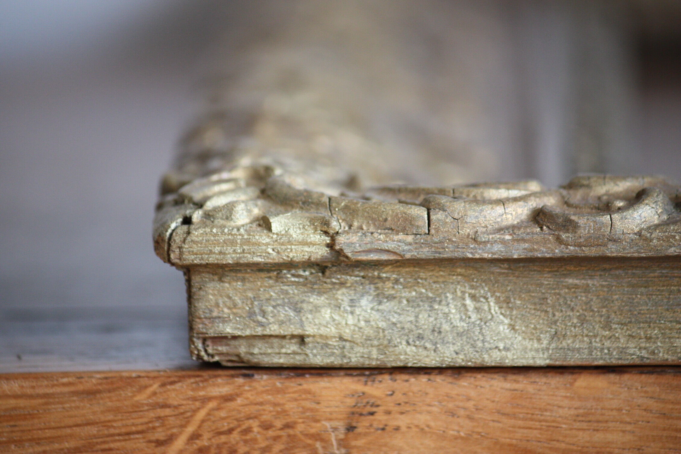 Gilded wooden and stucco frame