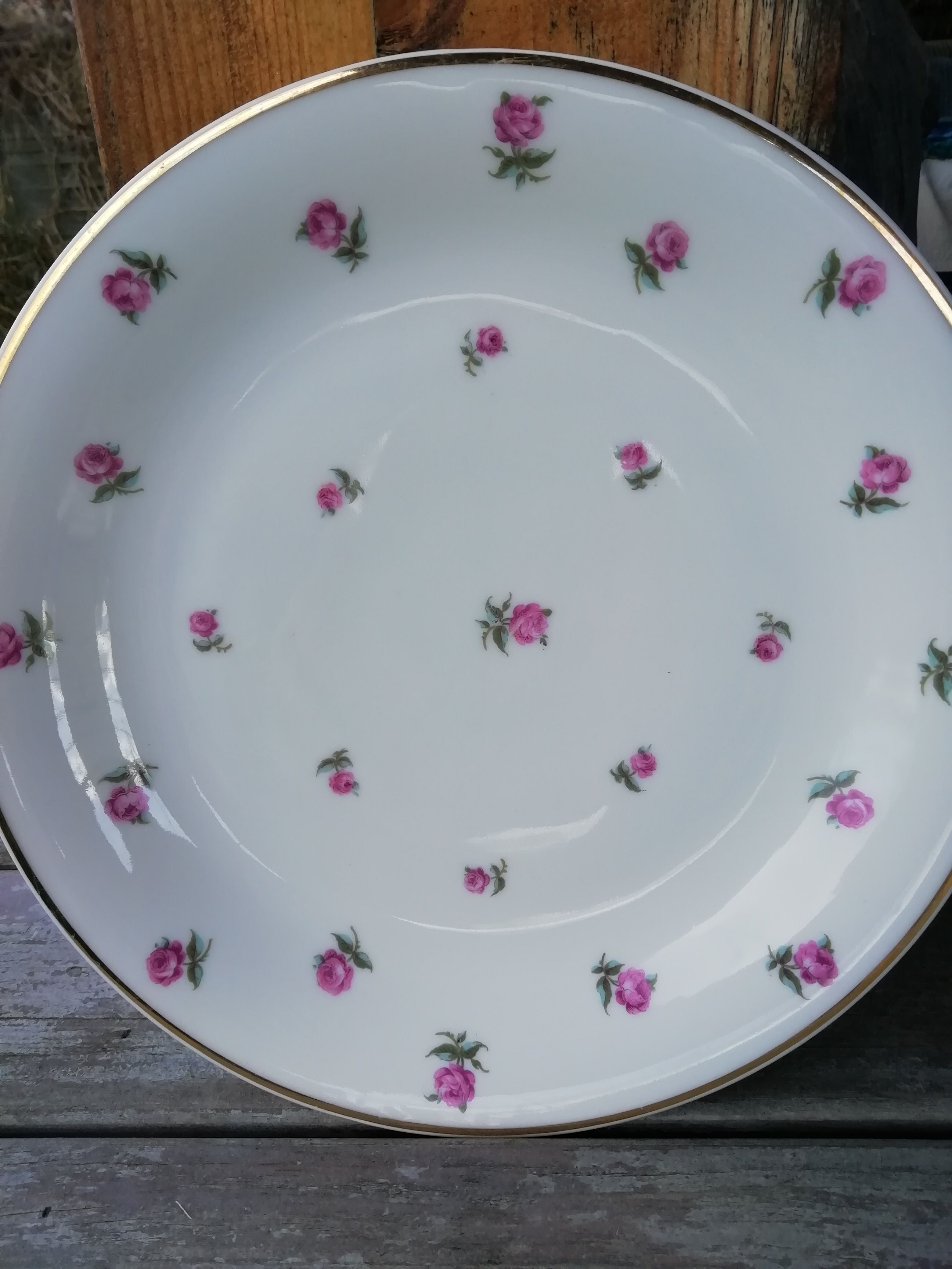 Round dish small roses