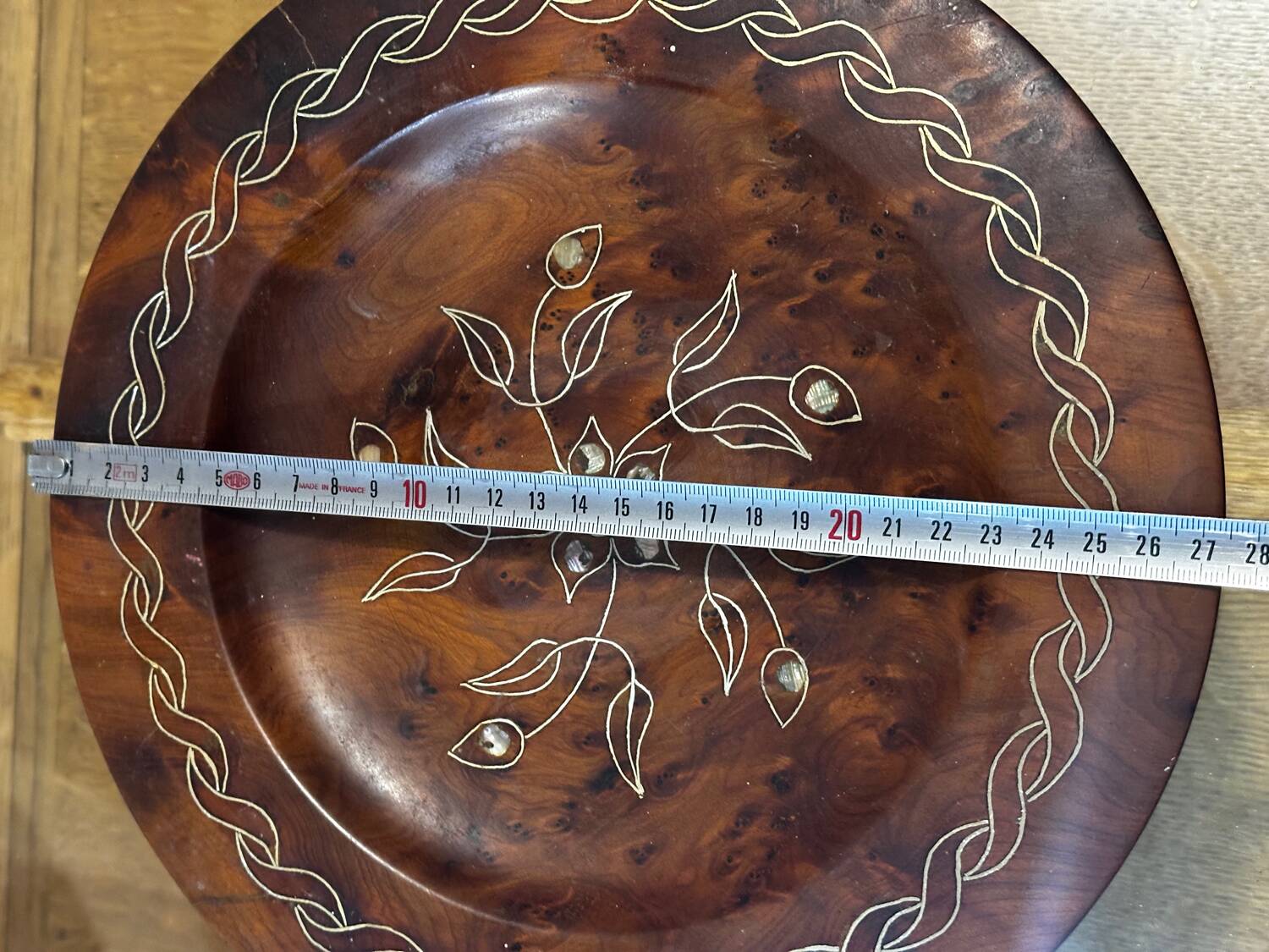 Wooden thuya catchall enhanced with metal wire and mother-of-pearl.