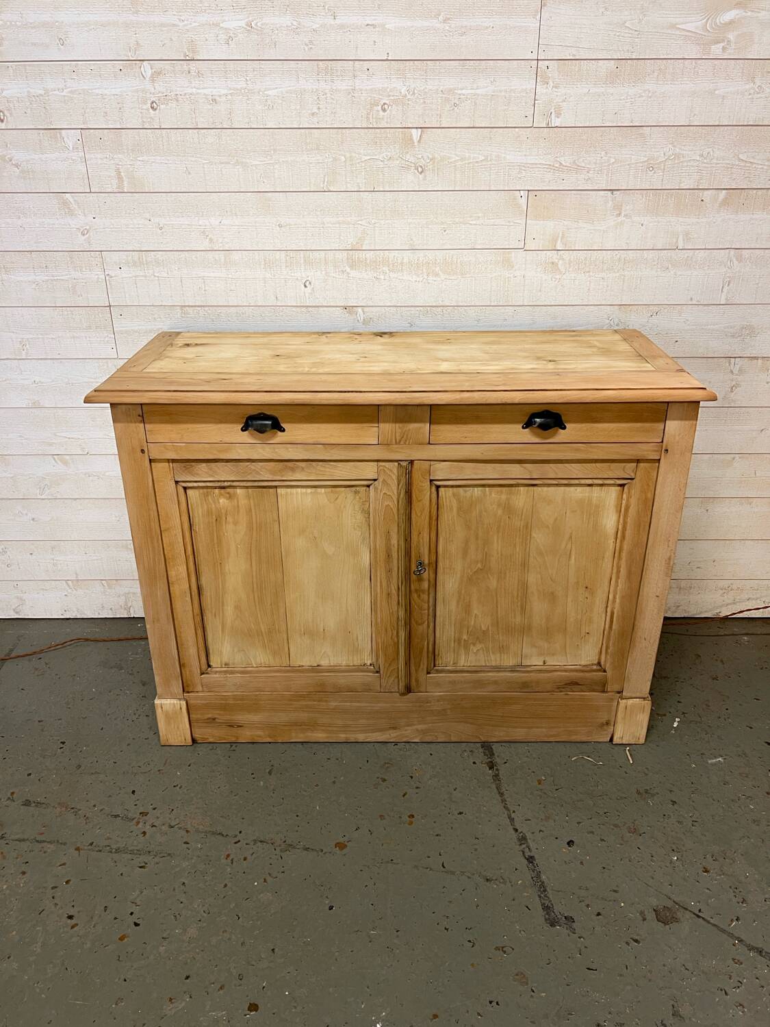 Buffet parisien en bois brut