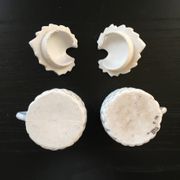 Paire de pots en barbotine