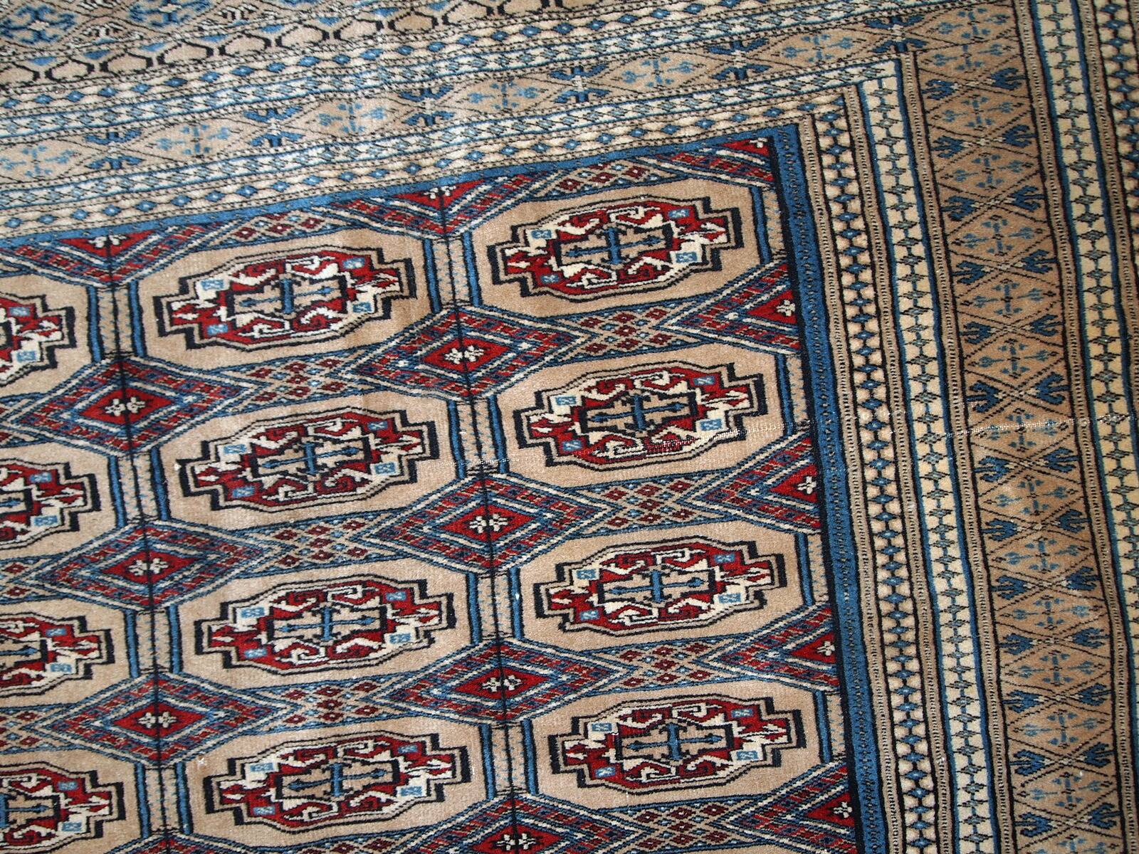 Tapis Vintage Bukhara en Laine, Années 1960, Élégance Traditionnelle