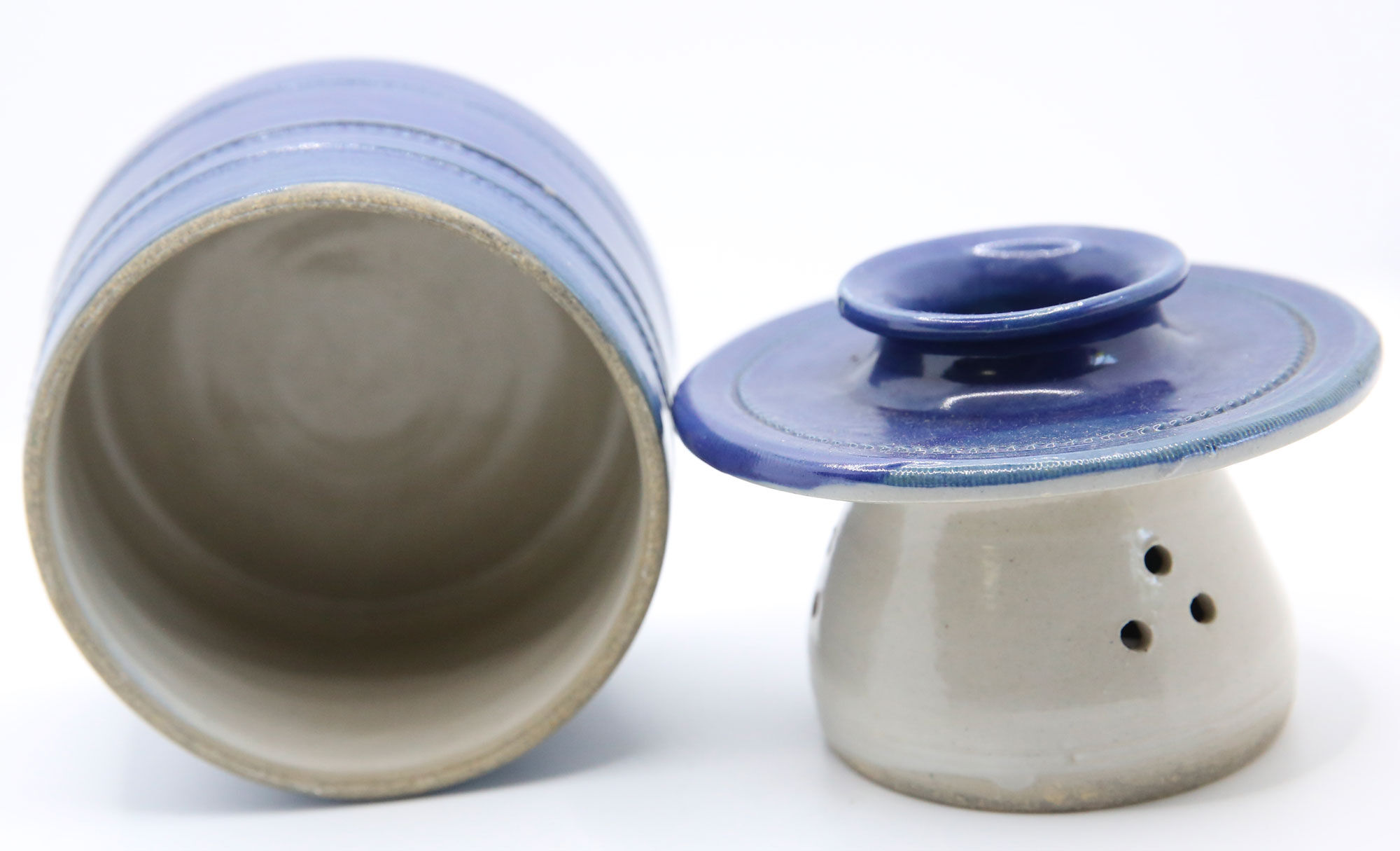 Beurrier à eau artisanal en grès émaillé bleu marine