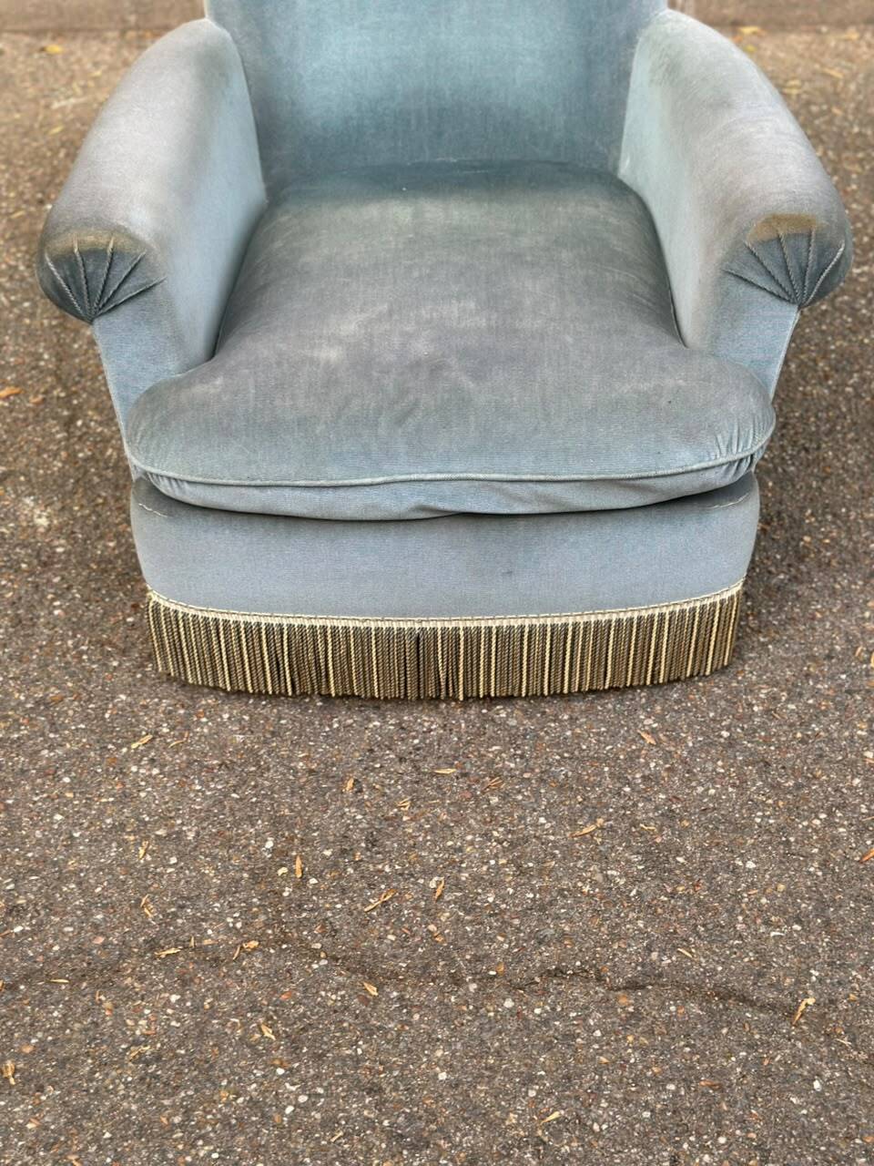 Vintage BUROV crapaud armchair in blue velvet with fringes – 1960s/70s