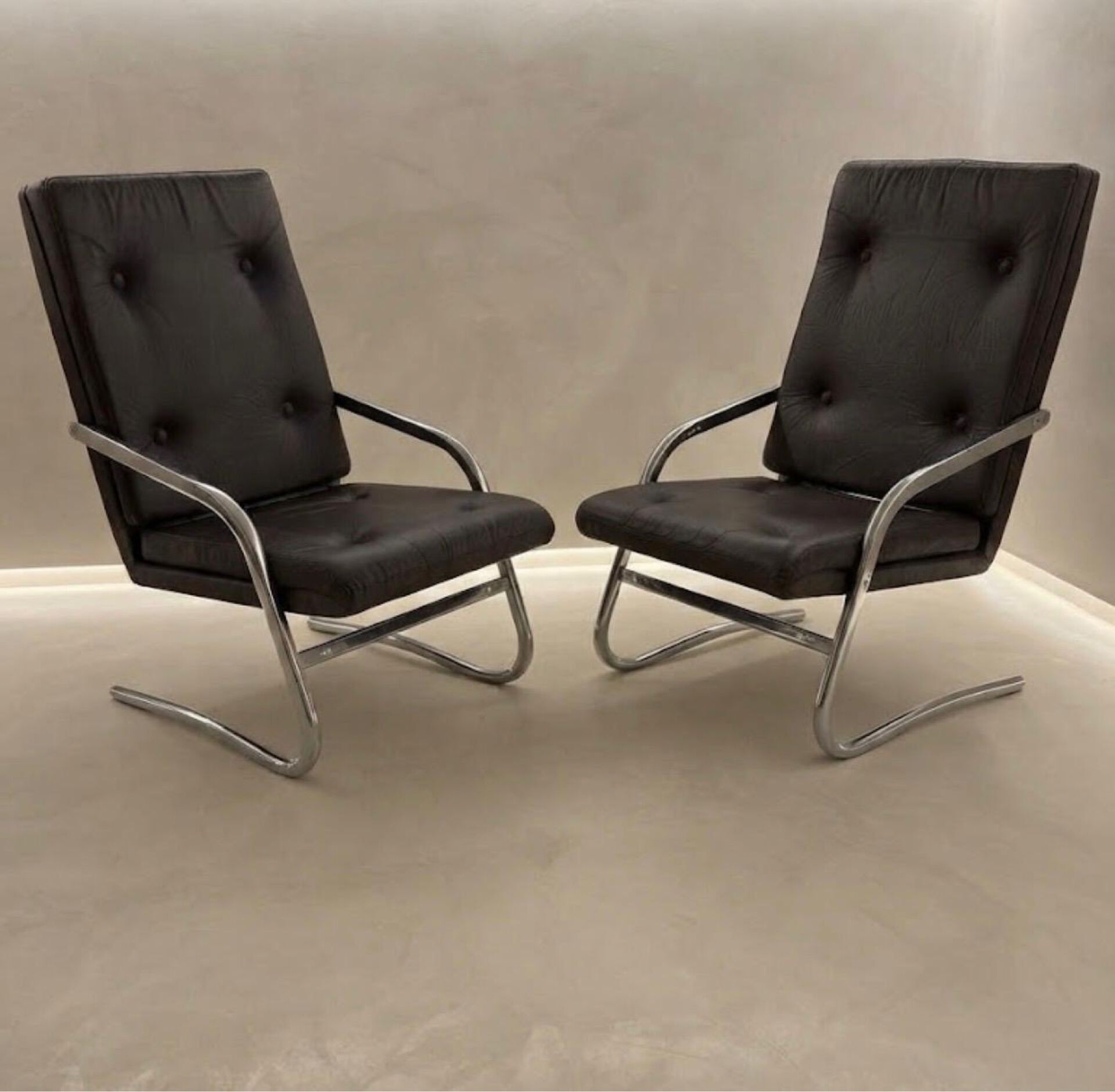 2 cantilever chairs with tubular chrome structure by Pierson of Fra