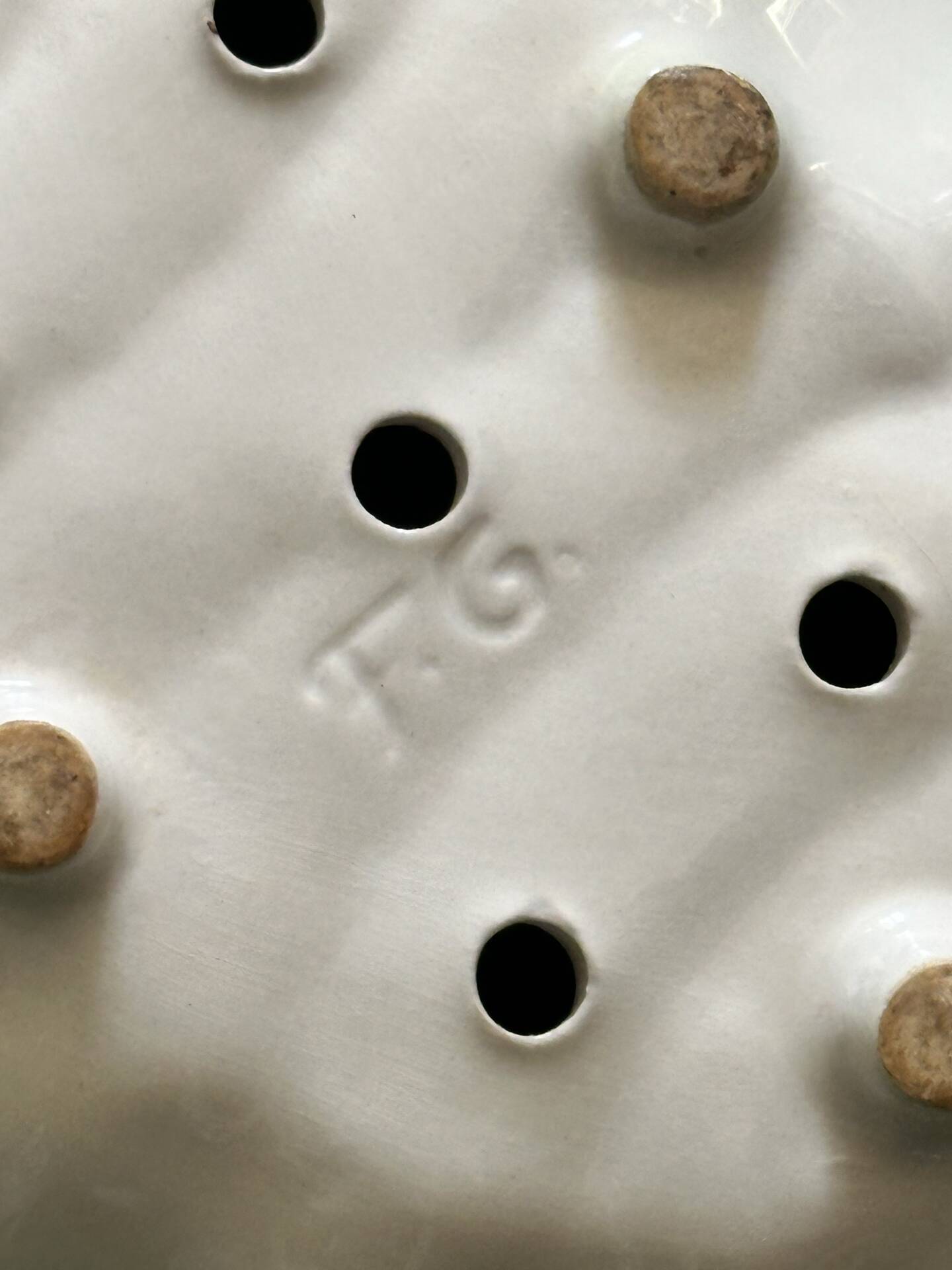 Fruit draining set model with grapes in Barbotine