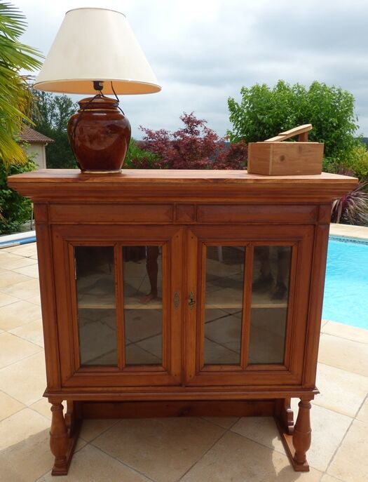 Meuble vitrine atypique en bois massif merisier de deux portes