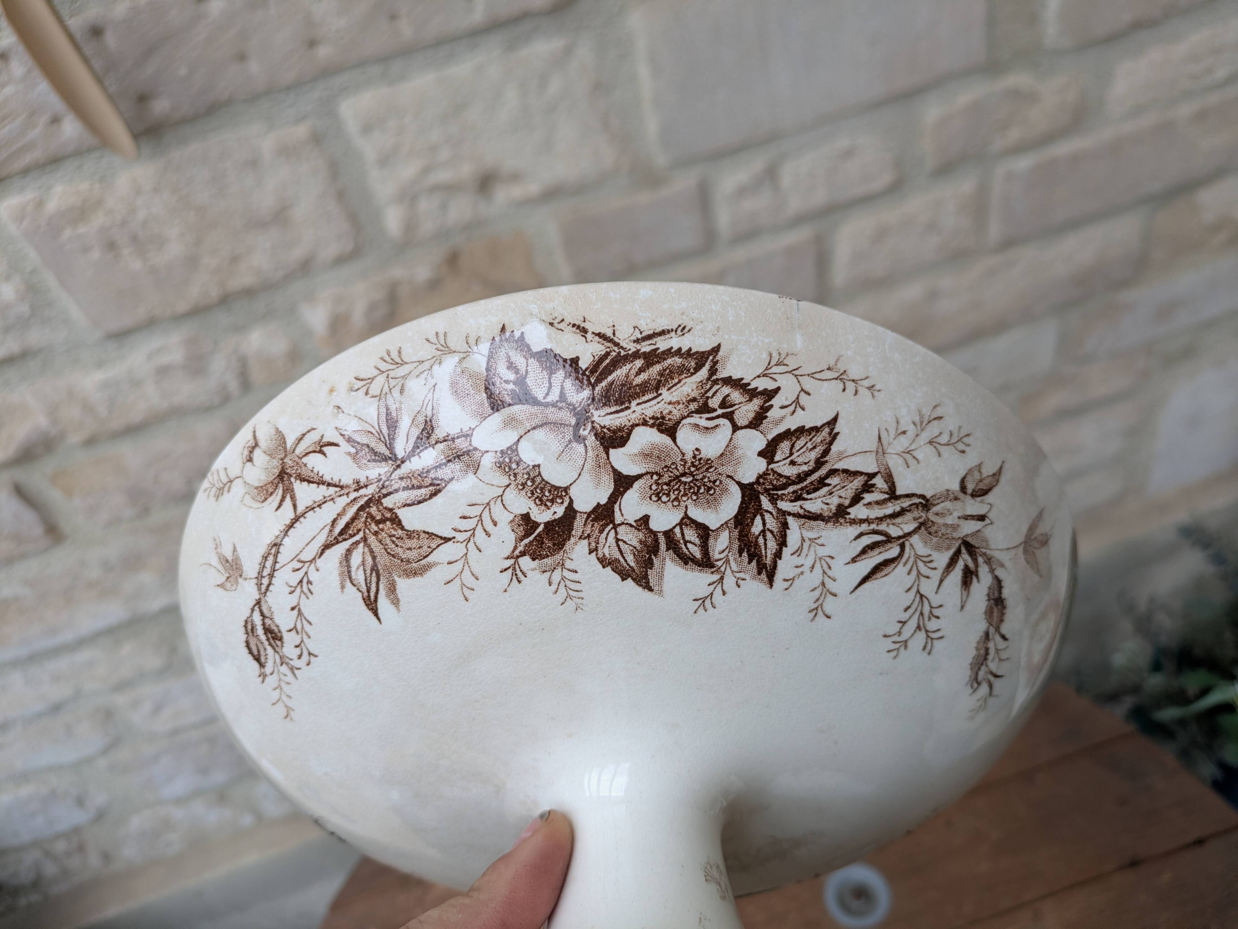 Flat serving compote dish in Terre de Fer HB & Cie with brown floral decoration.