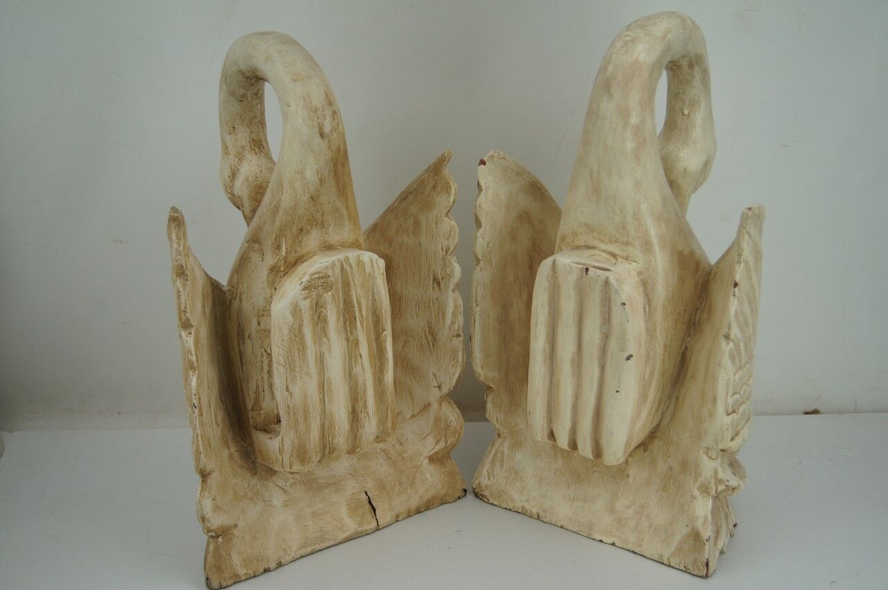 Deux ornements d'applique en bois sculpté et laqué crème,  représentant des cygnes