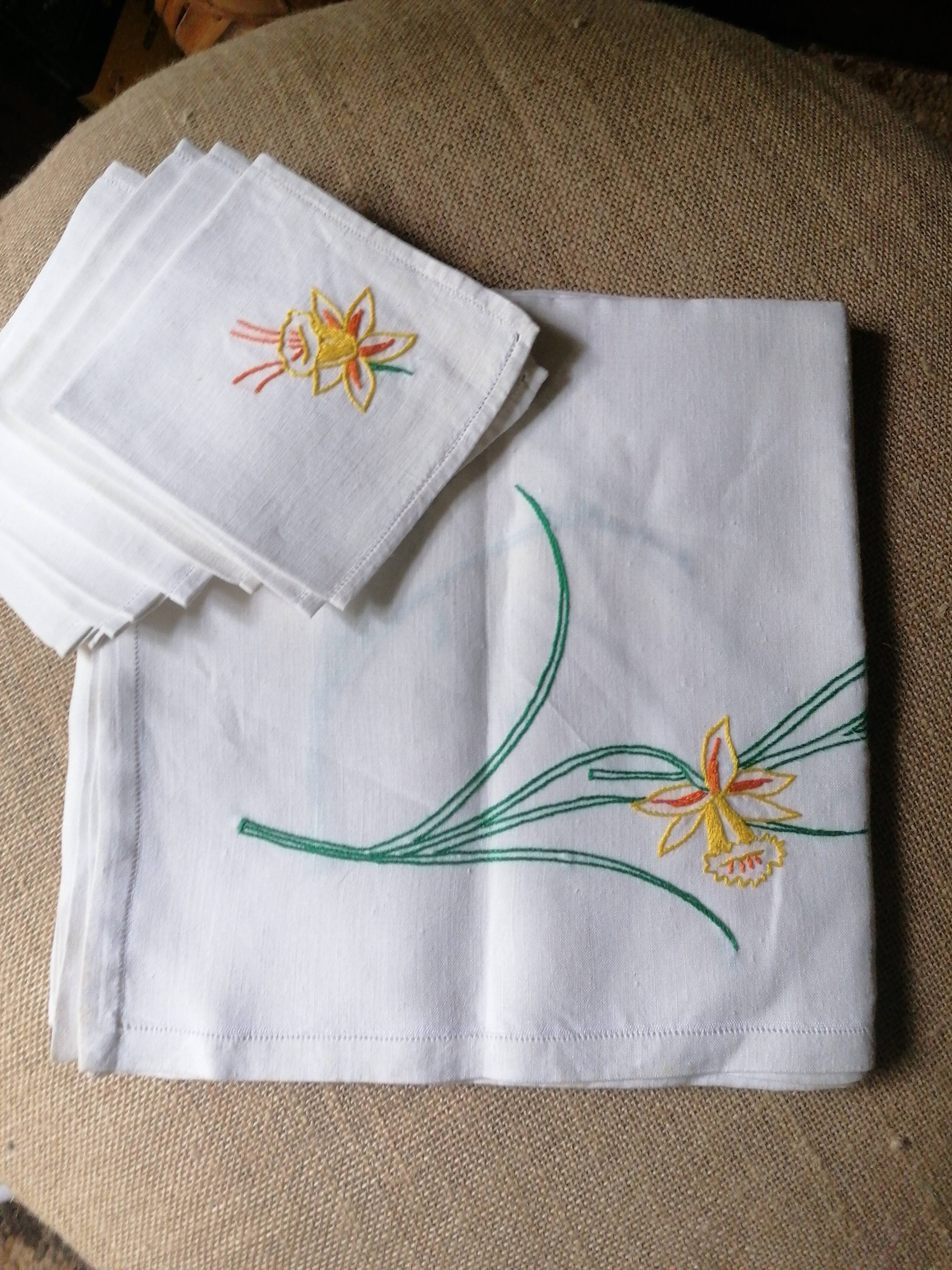 Nappe aux jonquilles brodée main pur lin