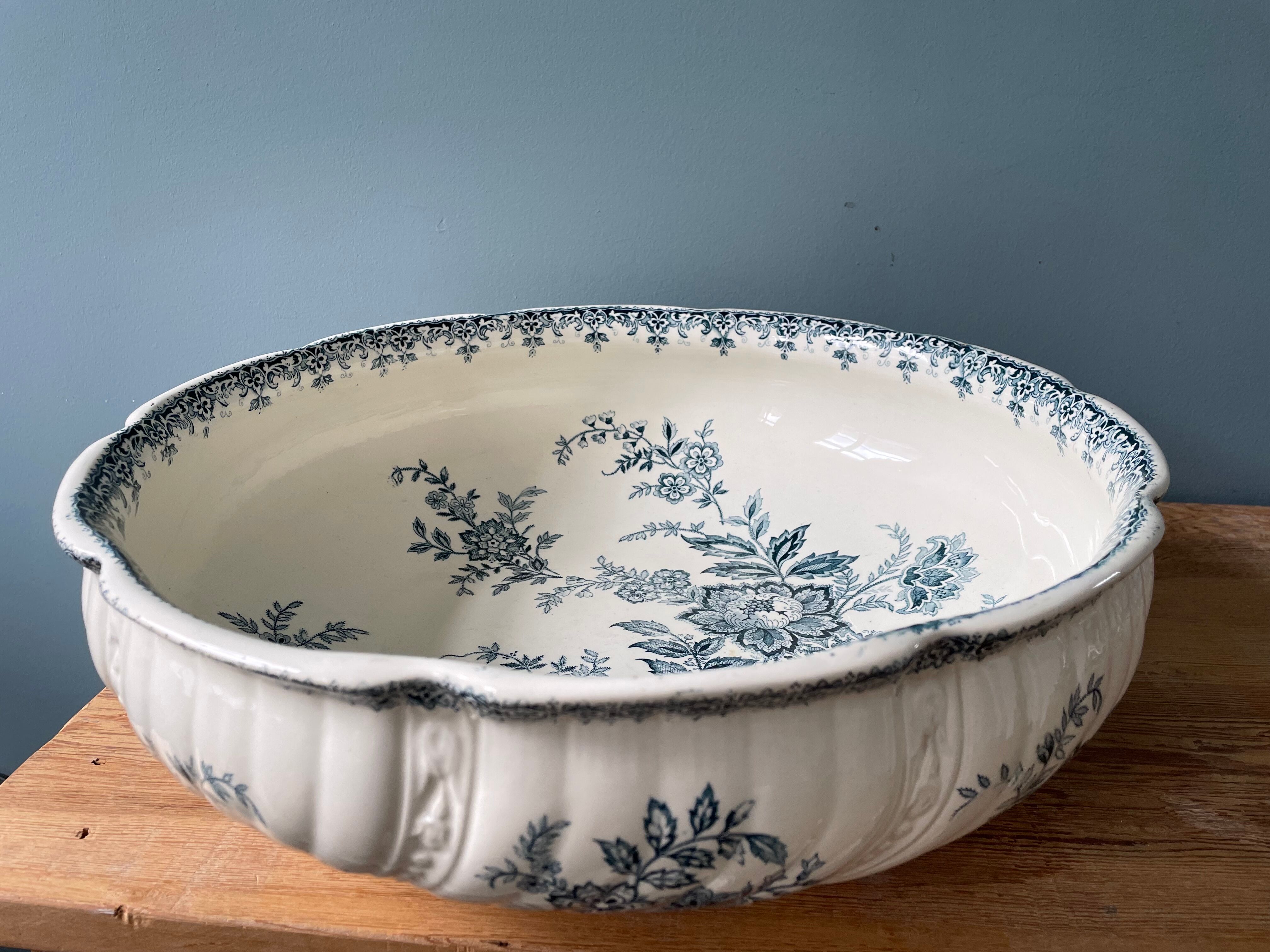 Vasque de toilette 1900 en faïence de St Amand et Hamage, modèle Nigella
