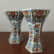 Paire de vases en faïence de Delft polychrome, Hollande, années 1960