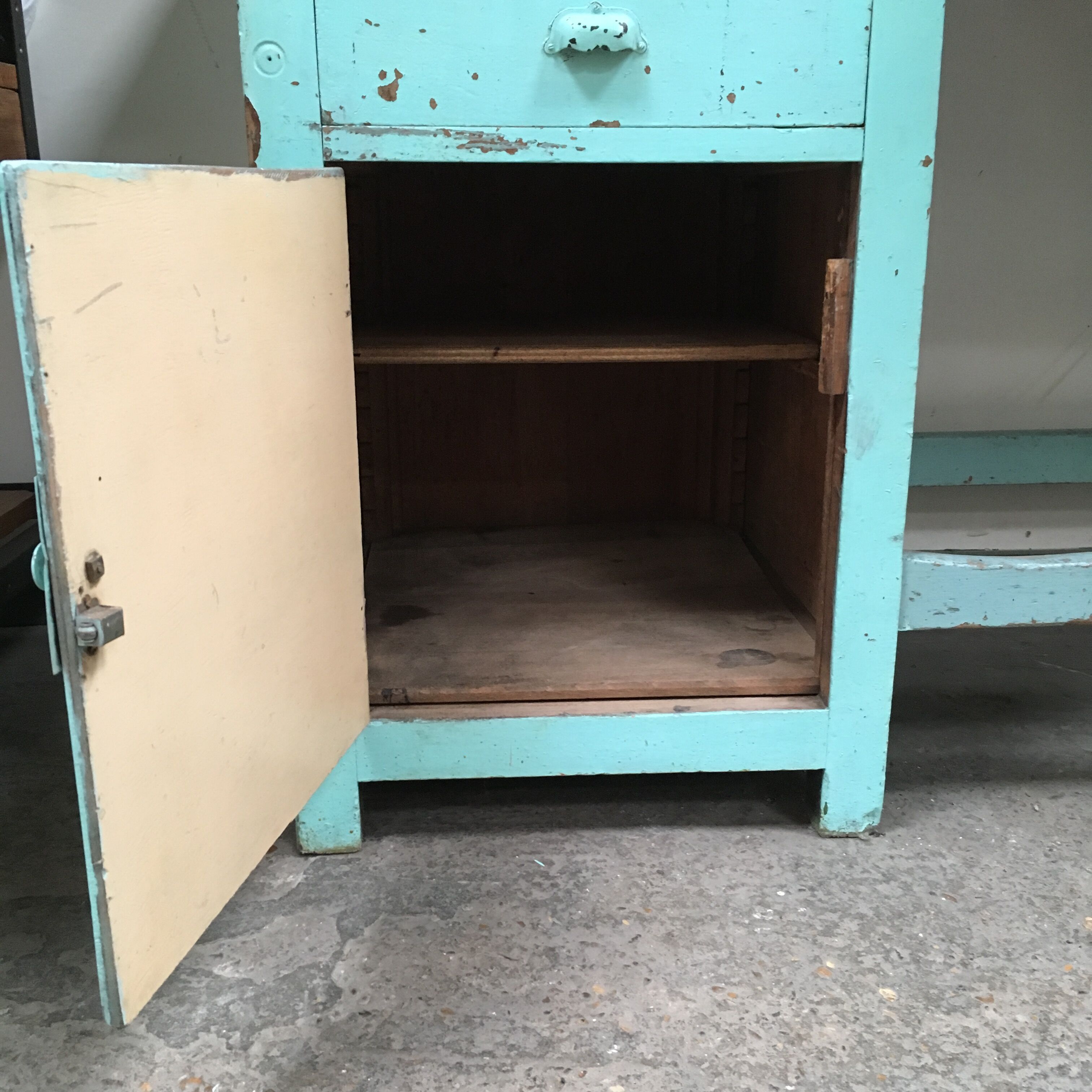 Counter desk established mint