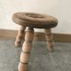 Tabouret tripode brut