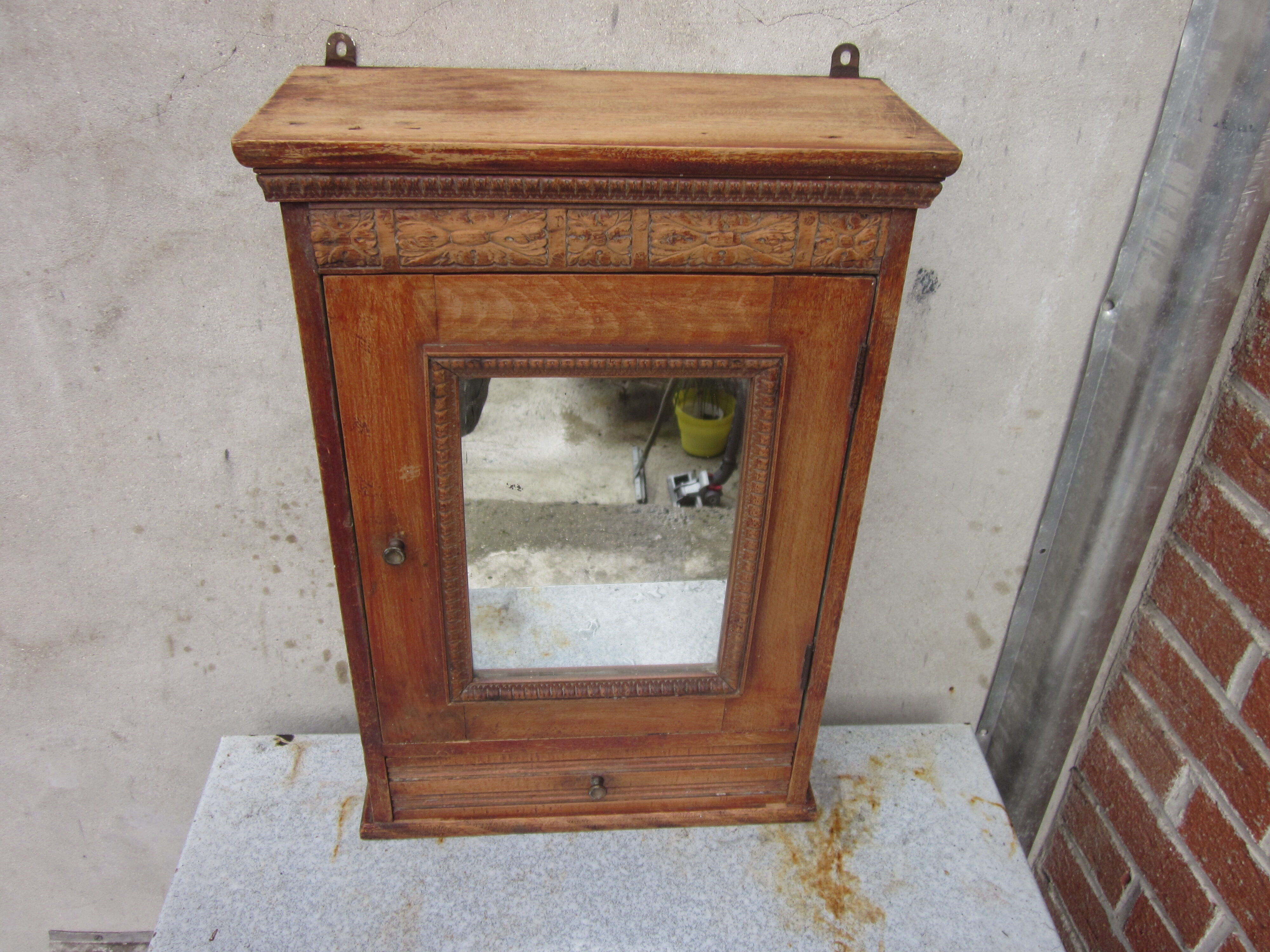 30, 40 years toilet wardrone