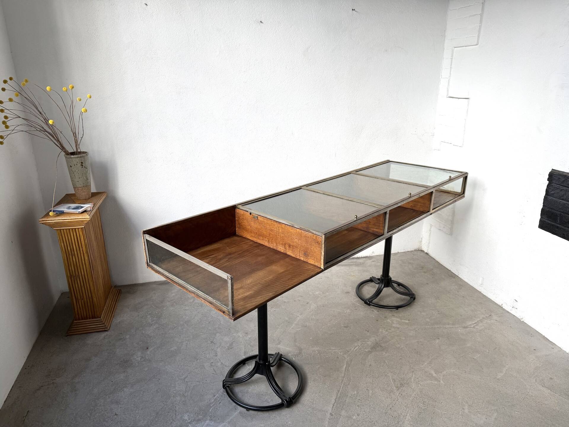 Oak and brass-mounted display cabinet on legs – Circa 1950