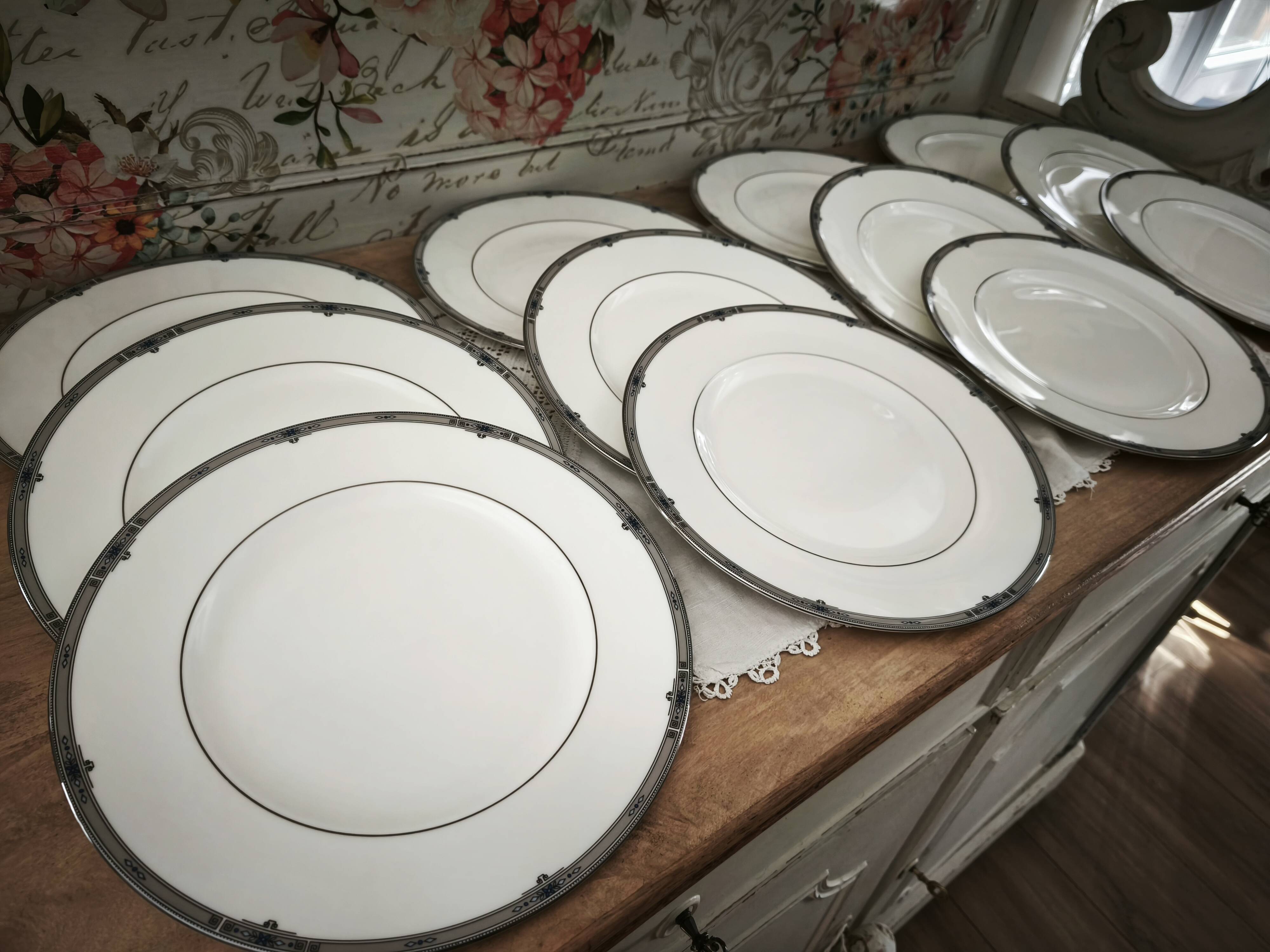 Set of 12 flat plates in English porcelain Wedgwood model Amherst.