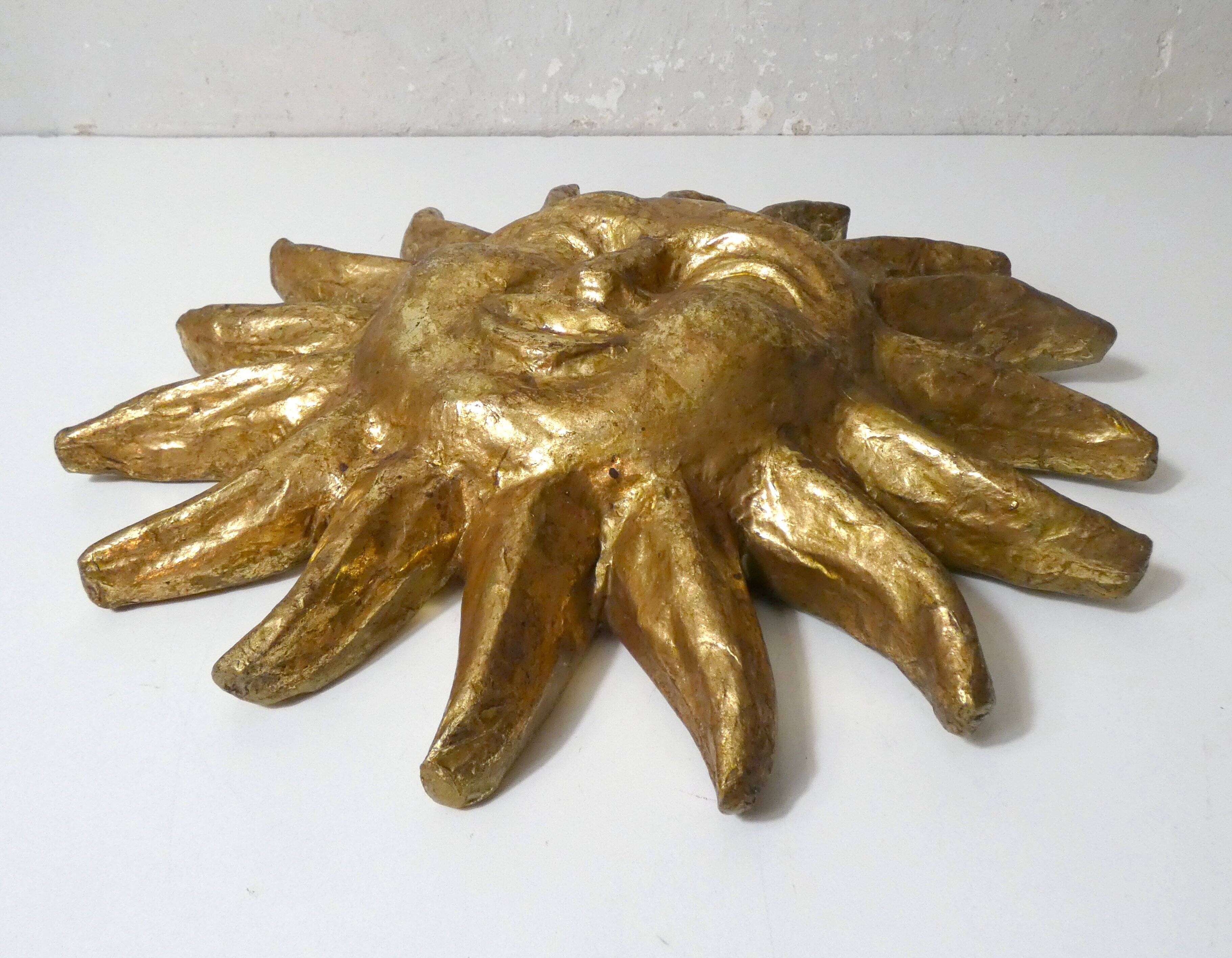 Sculpture murale en relief Soleil or vintage