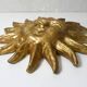 Sculpture murale en relief Soleil or vintage